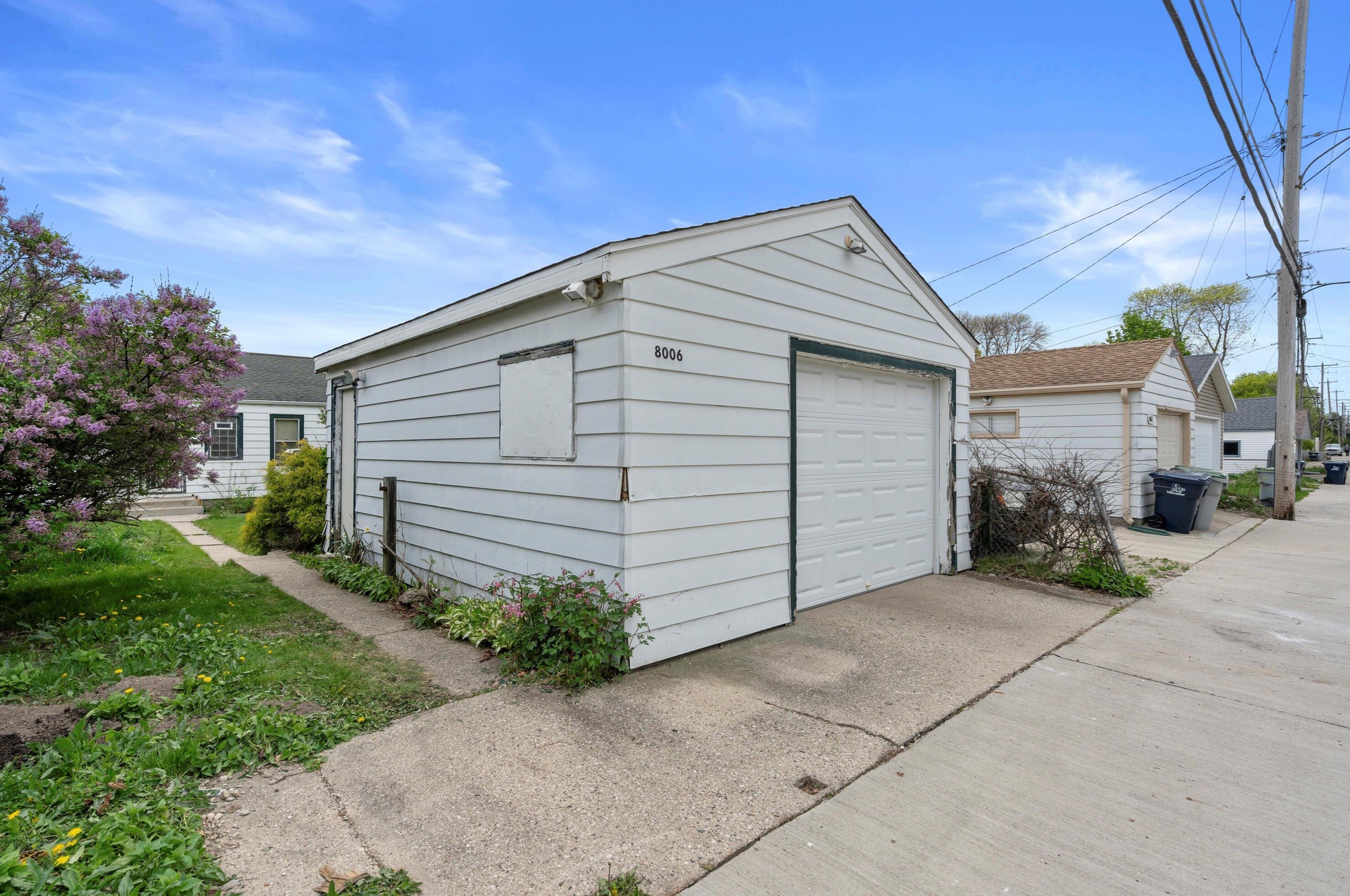 8006 Burleigh St, Milwaukee WI 53222-4919 exterior