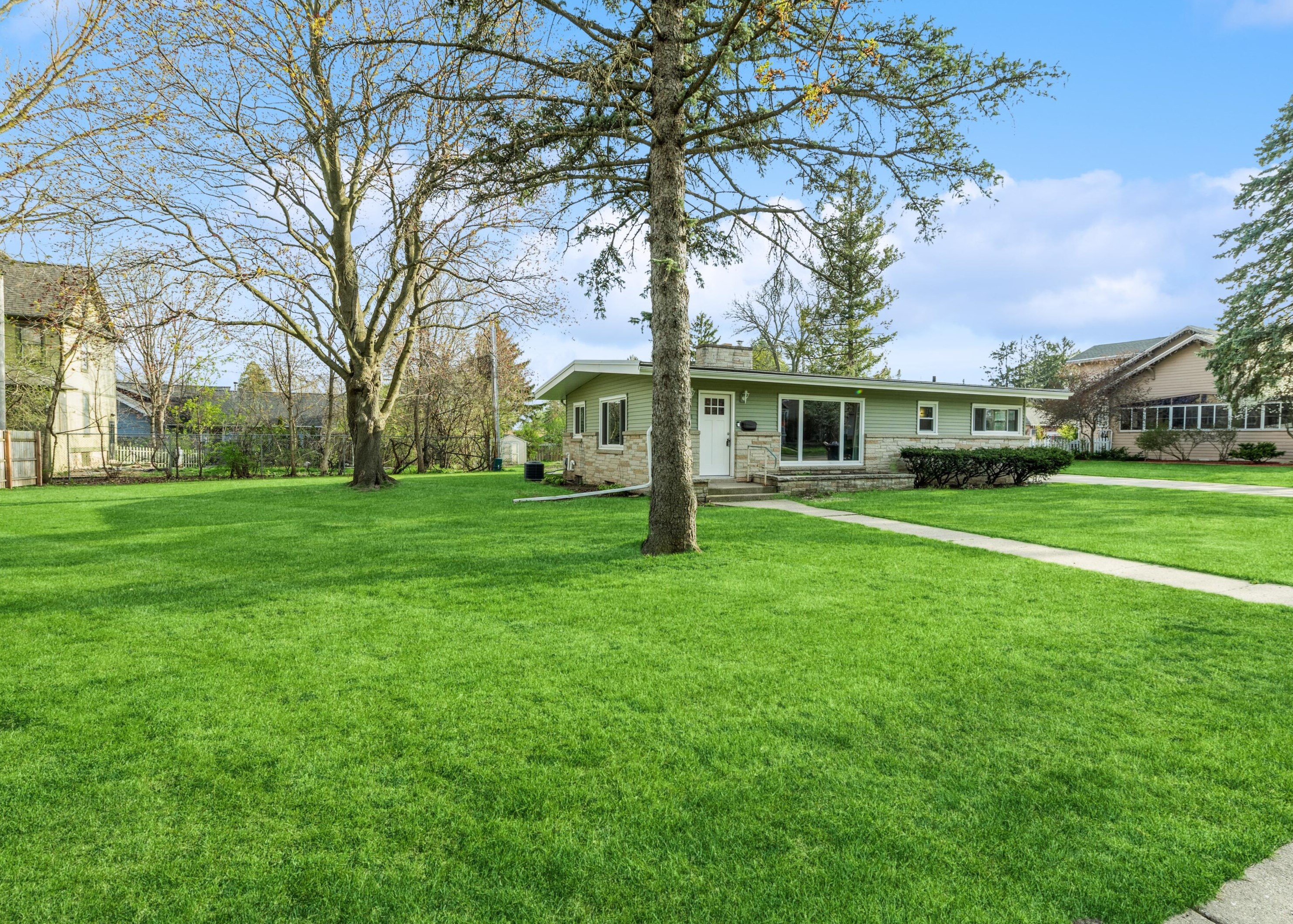 211 Randall Pl, Elkhorn, WI 53121-1626