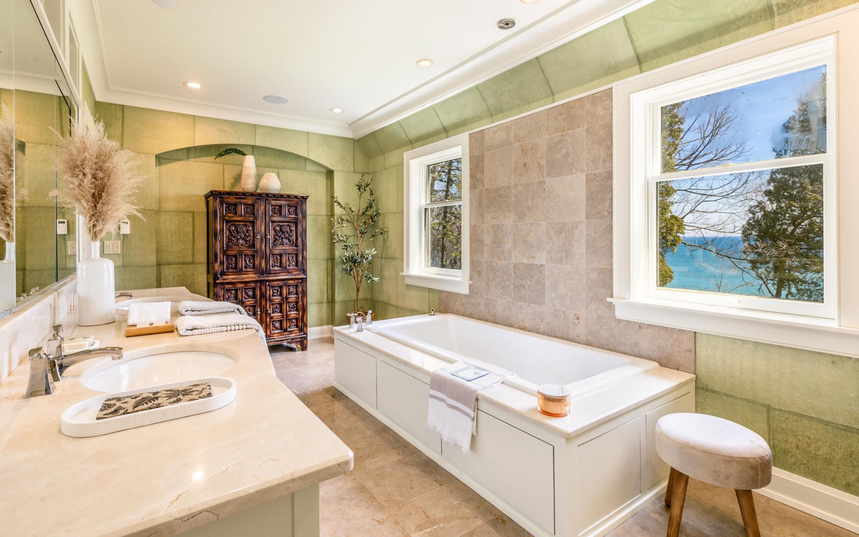 9400 Lk Dr, Milwaukee WI 53202-1251 exterior