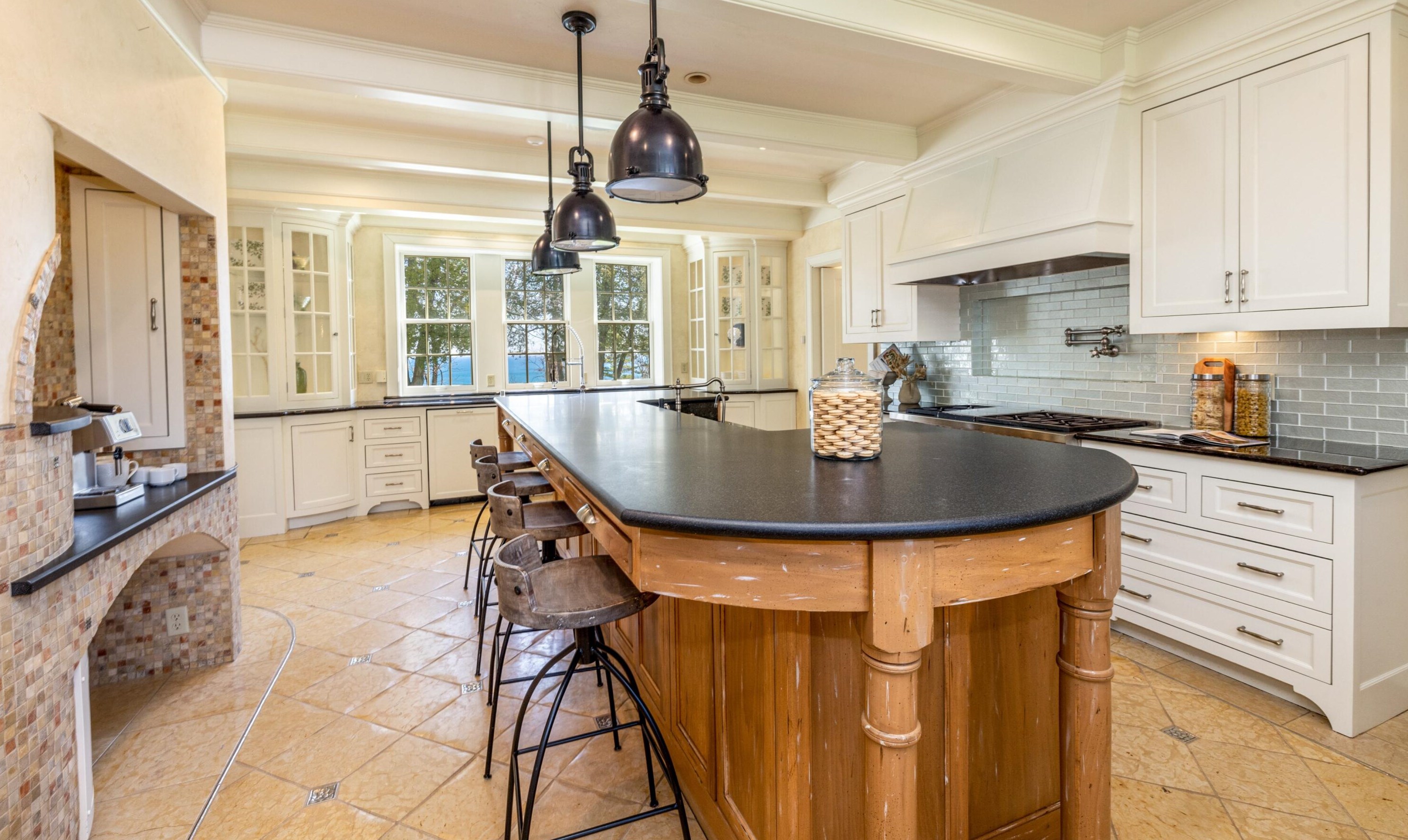 9400 Lk Dr, Milwaukee WI 53202-1251 exterior