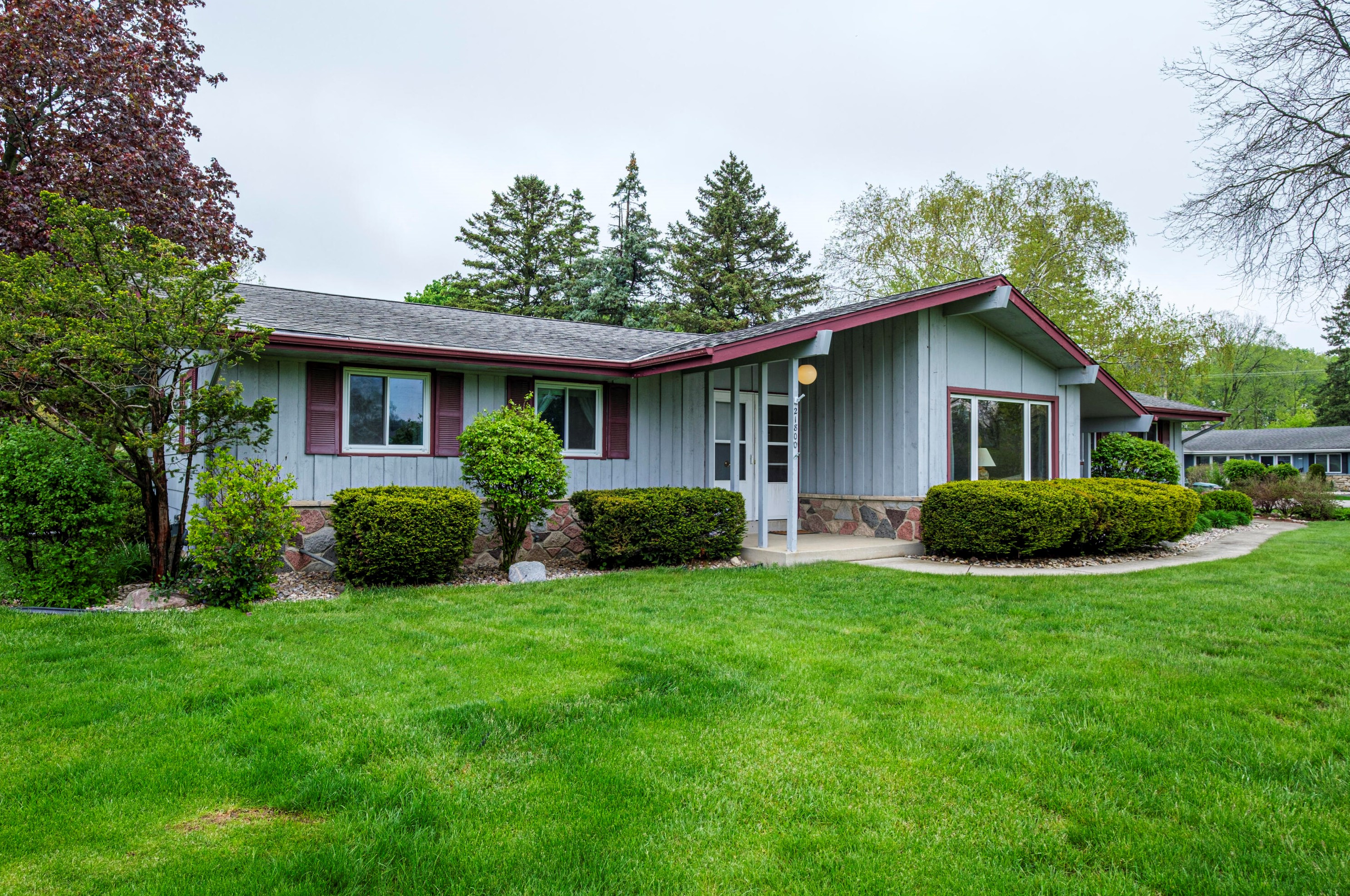 21800 Locksley Ln, Brookfield, WI 53045