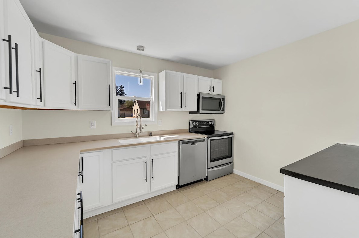 5035 39 Ave, Kenosha WI 53144-2635 exterior