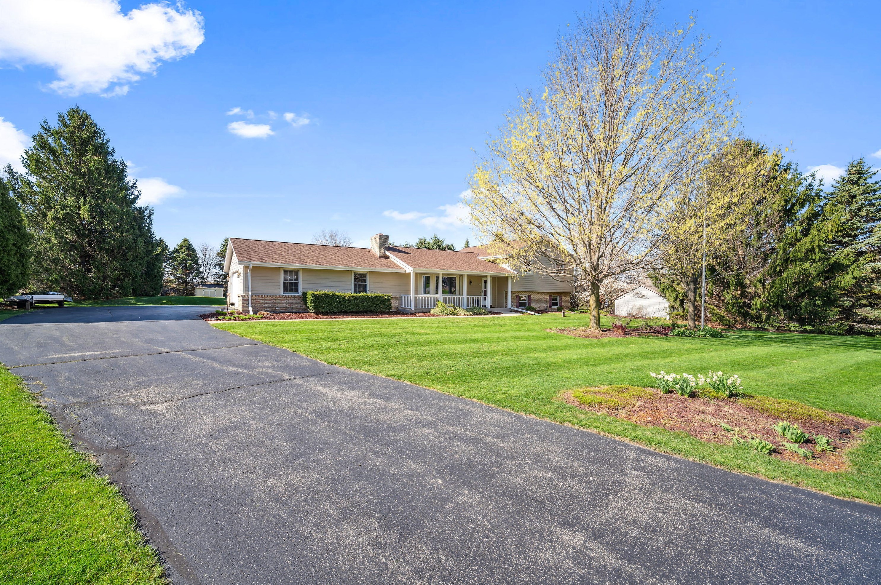 2475 Magna Vista Dr, Jackson, WI 53037-9598