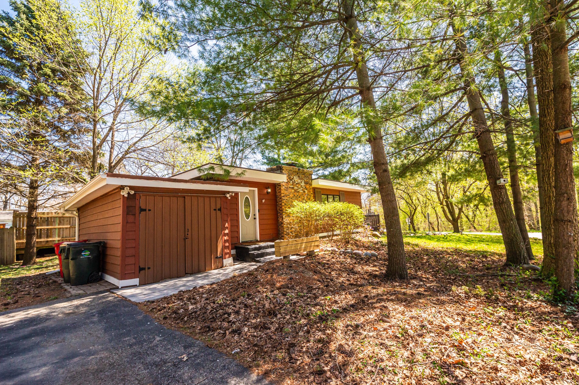 38515 Forest Ave, Spring Grove, IL 60081-9485