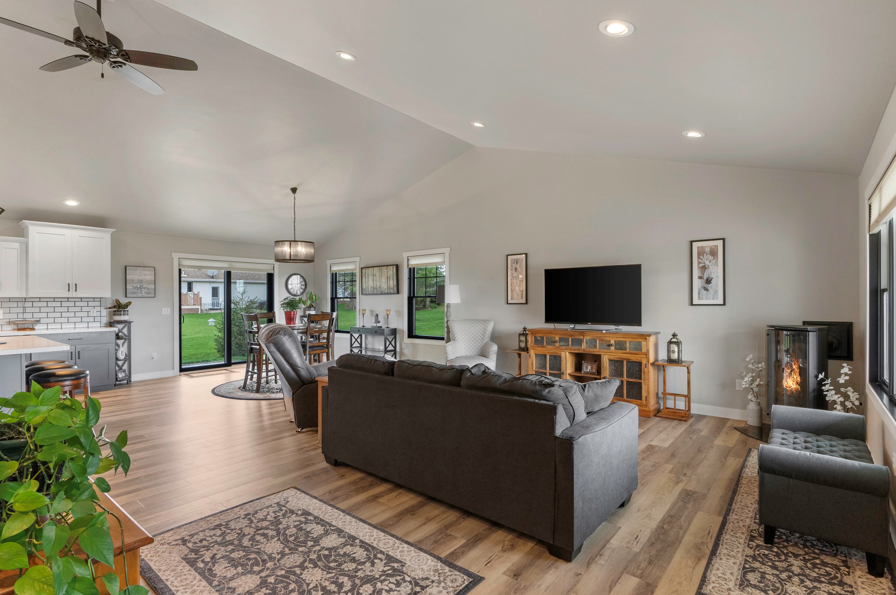 524 Pine Ridge Ave, Sheboygan, WI 53083