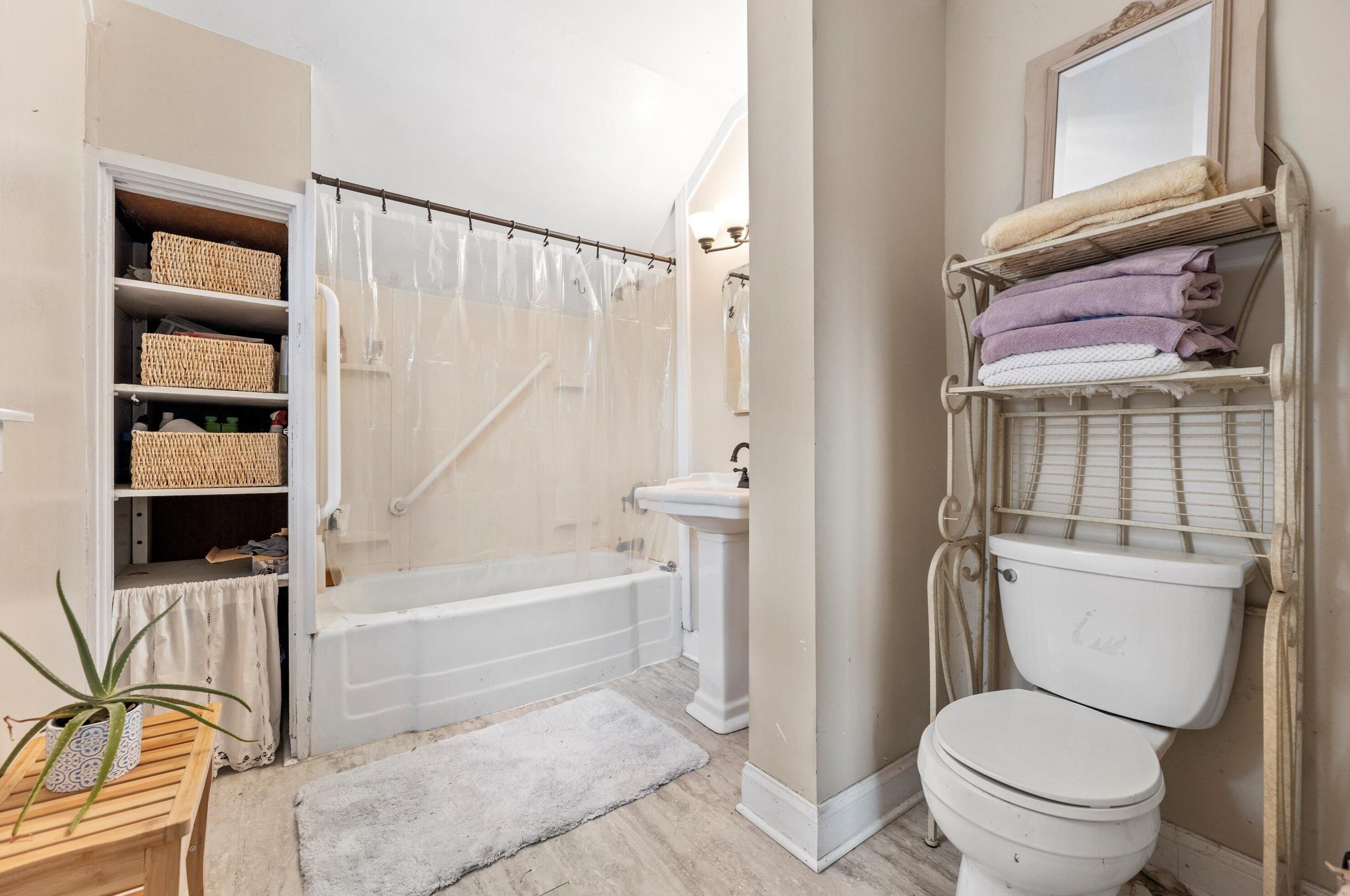 3837 Cramer St, Milwaukee WI 53211-2508 exterior