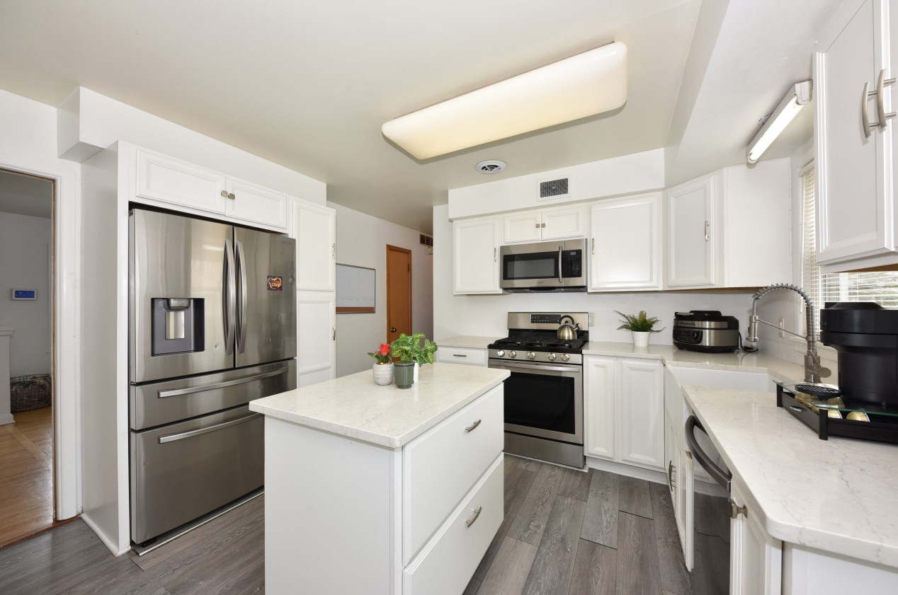 4990 Donna Dr, Milwaukee WI  53223-3134 exterior