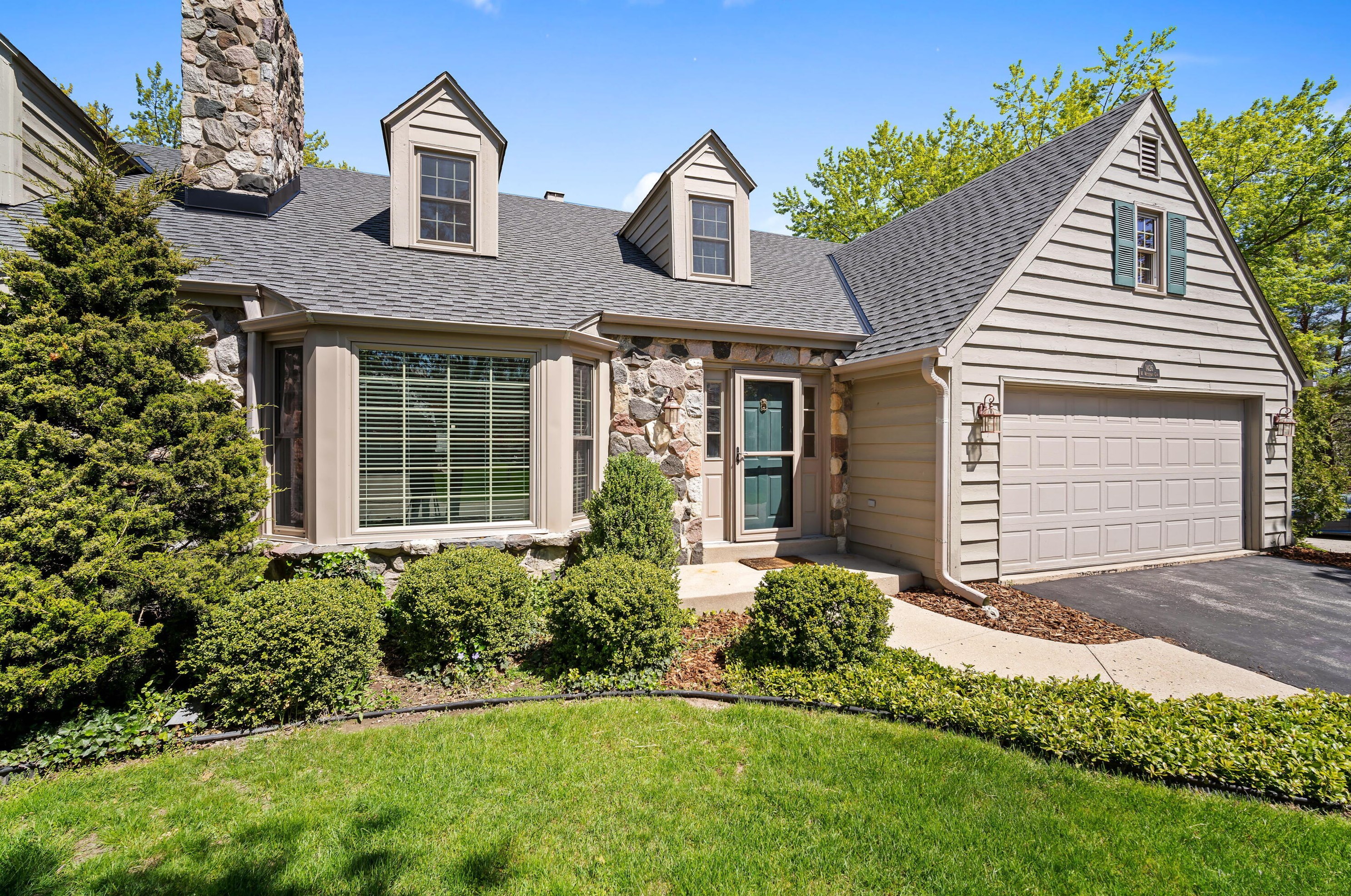 1426 W Westport Circle #19b, Thiensville, WI 53092