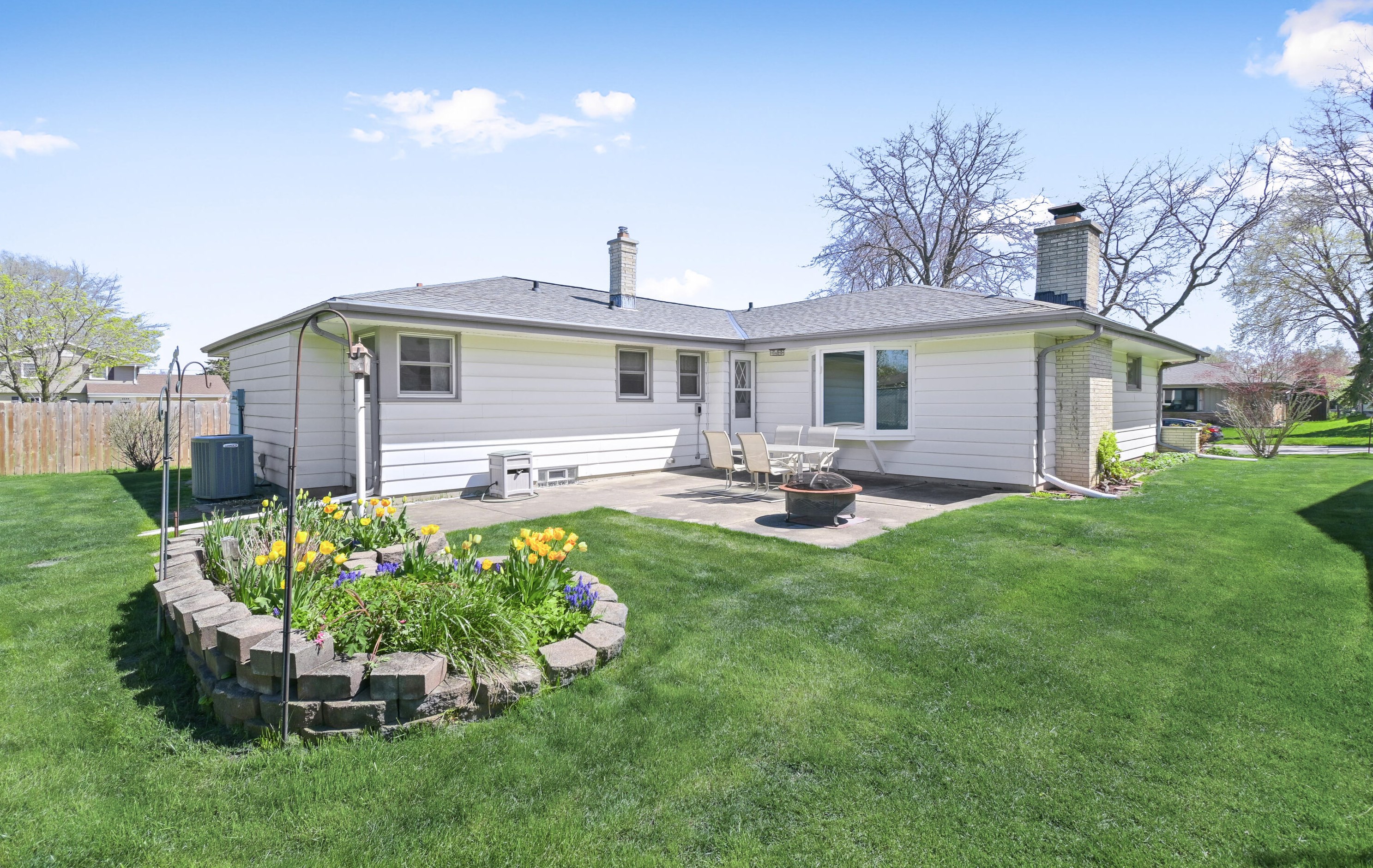 2270 E Norwood Dr, Oak Creek, WI 53154