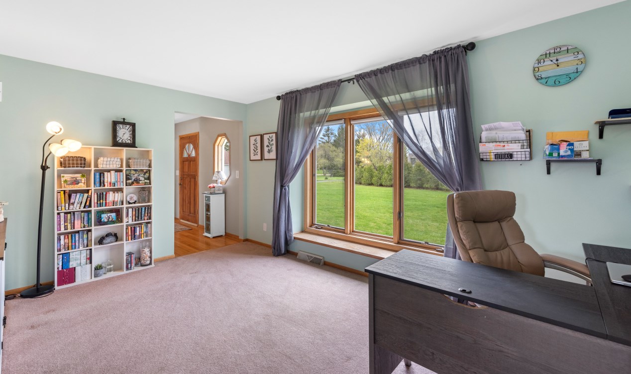 10038 N Brookdale Dr, Thiensville, WI 53092