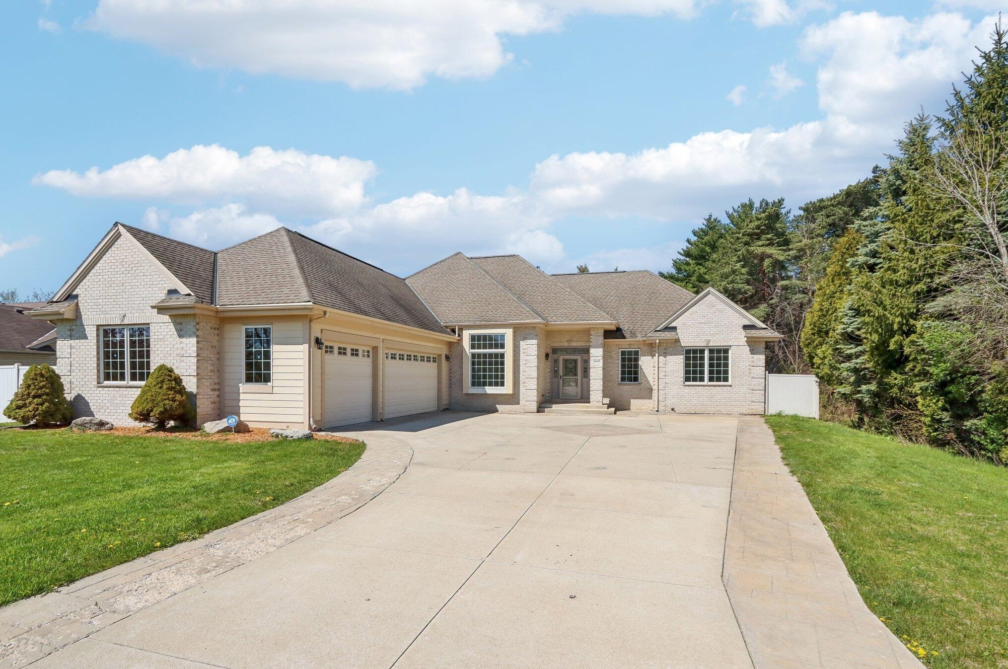 9117 S 20th St, Oak Creek, WI 53154