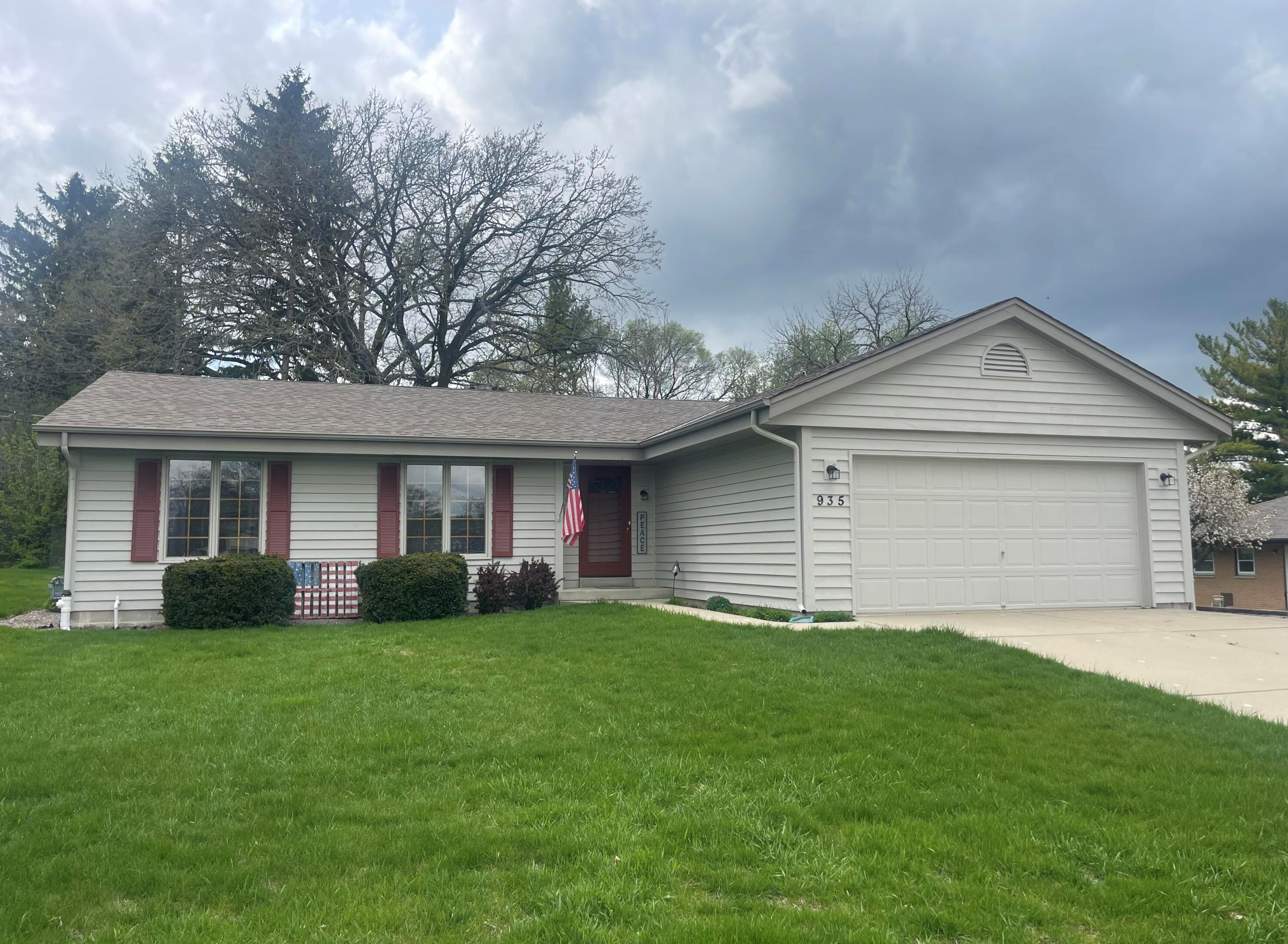 935 124th St, Brookfield, WI 53005-7302