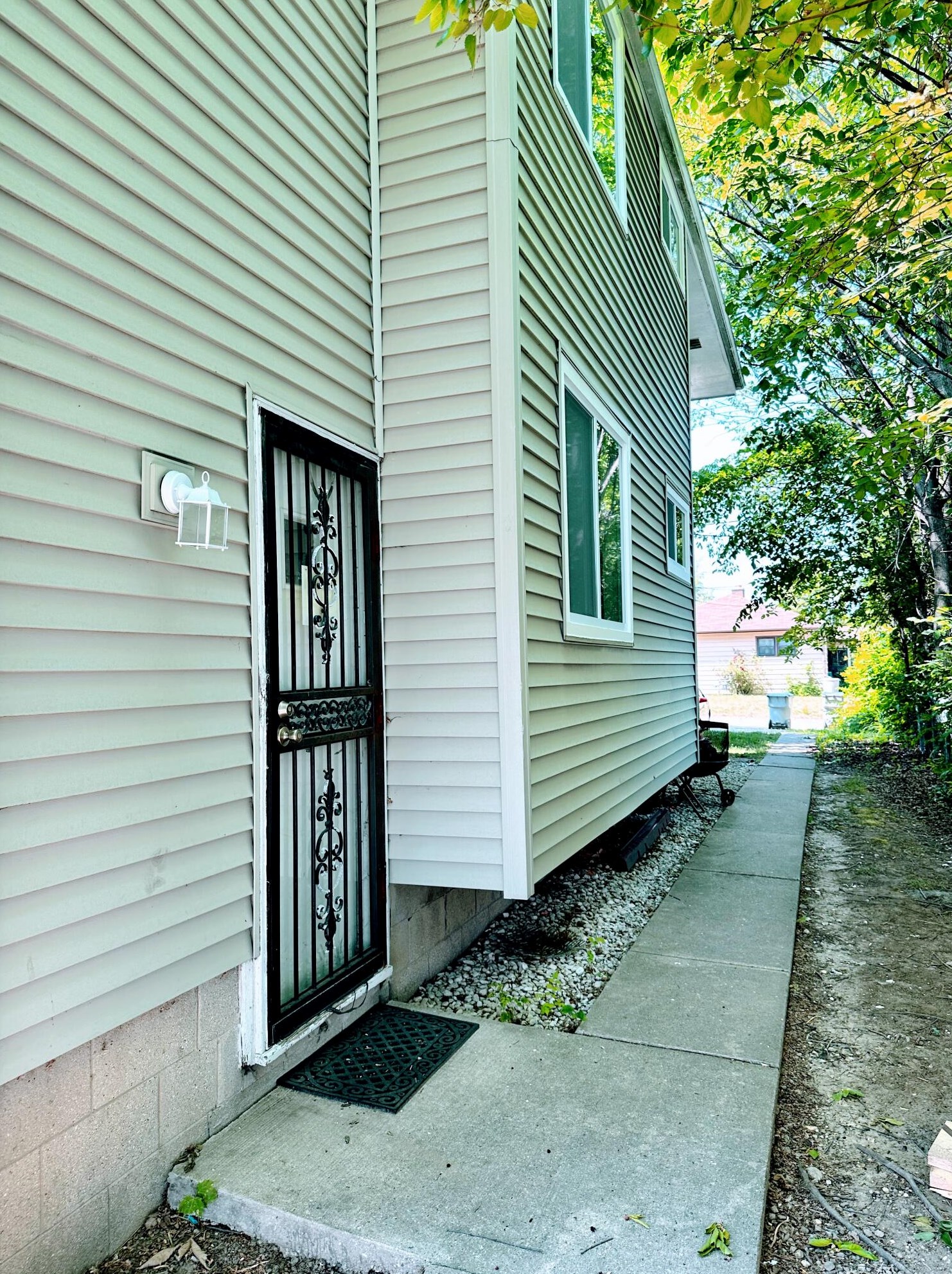 6806 Silver Spring Dr, Milwaukee WI  53218-2923 exterior