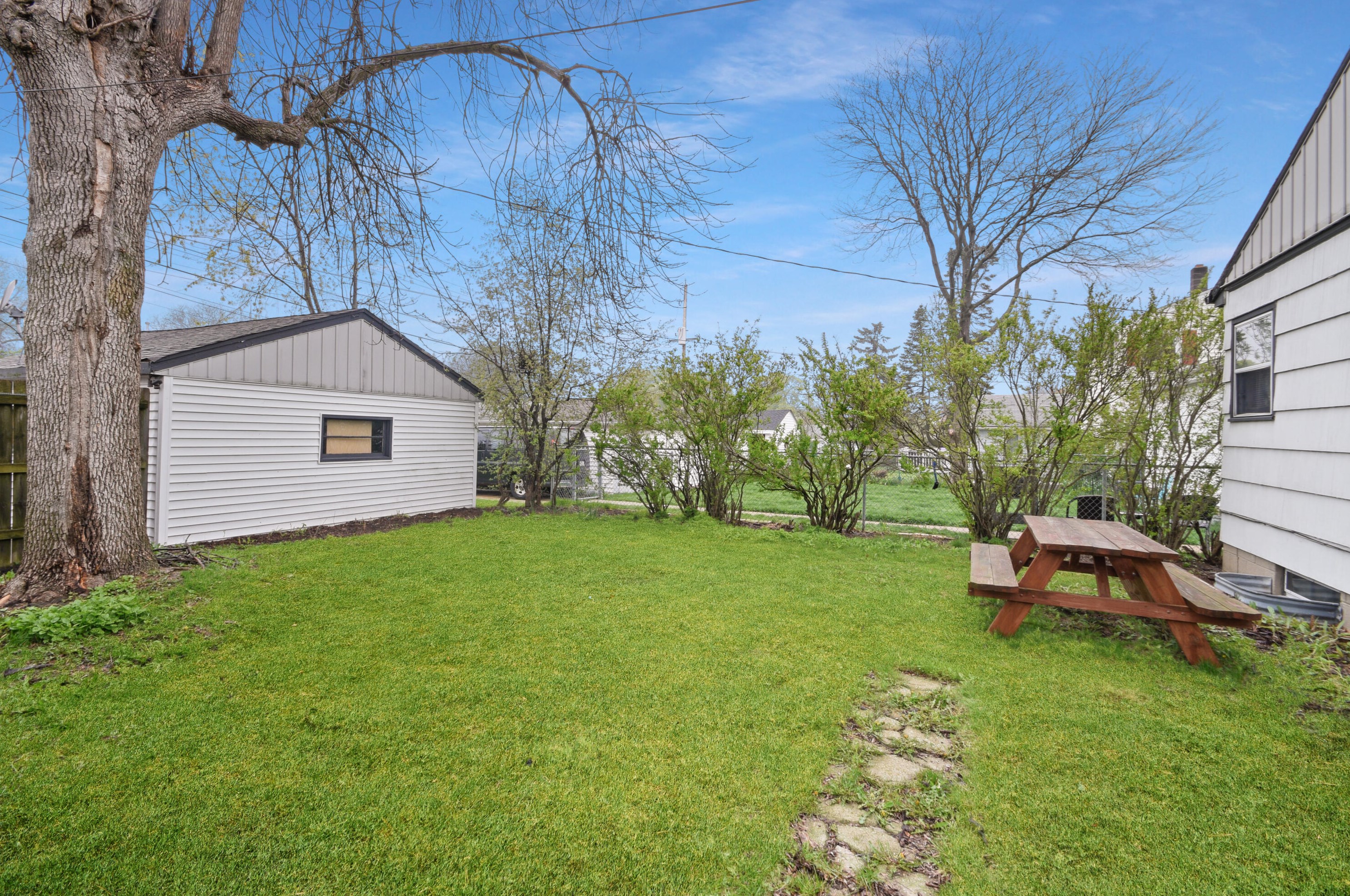 3841 81st St, Milwaukee WI  53222-2929 exterior