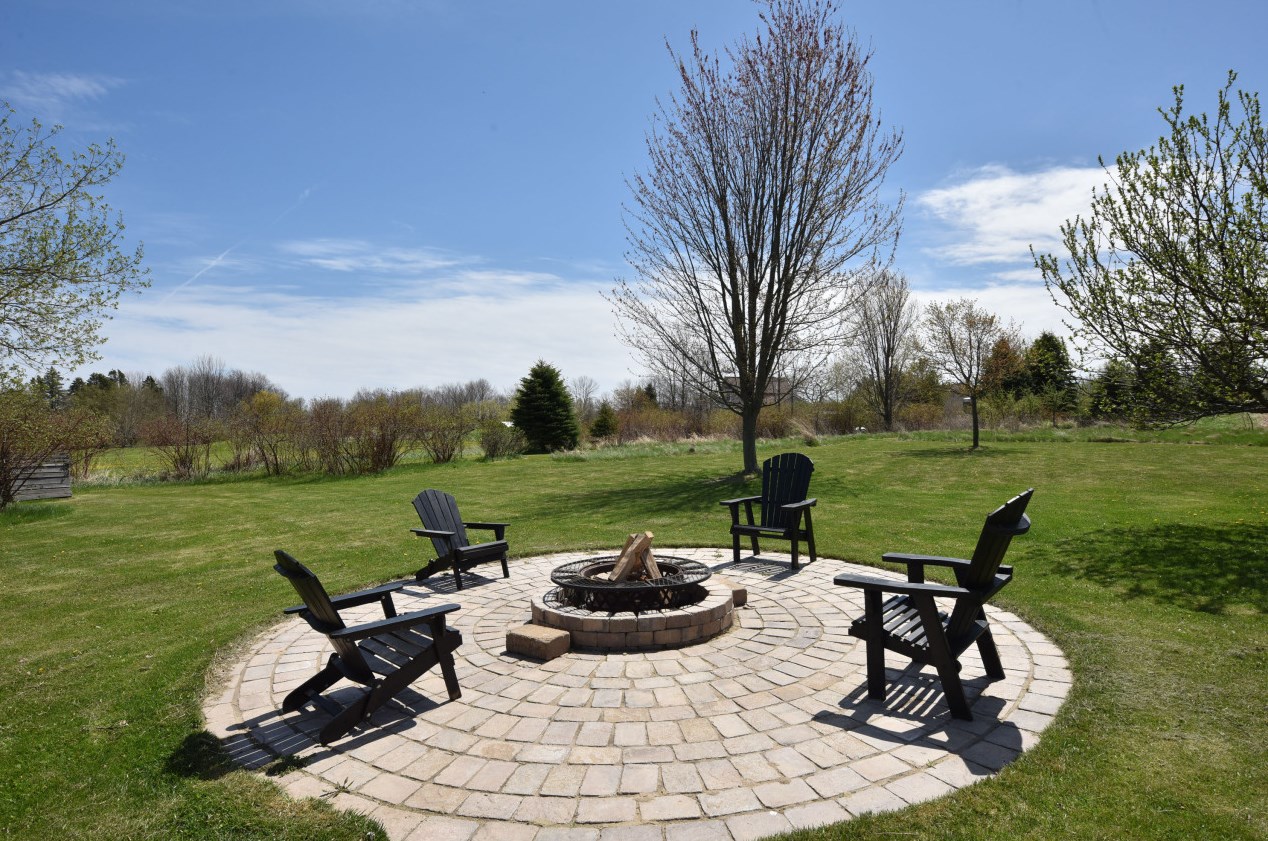 263 Hidden Bluff Rd, Cedar Grove, WI 53013-1561
