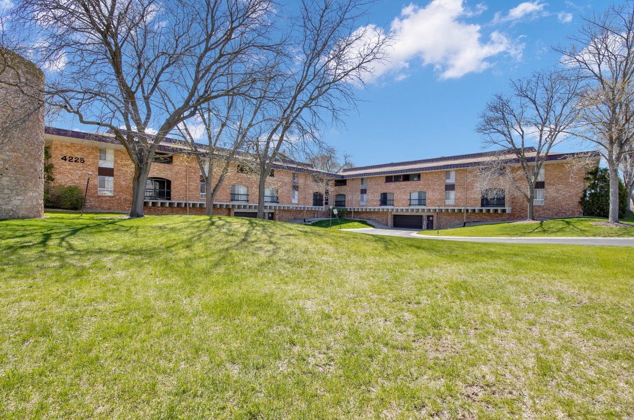 4225 Rivers Edge Cir, Milwaukee WI  53209-1115 exterior