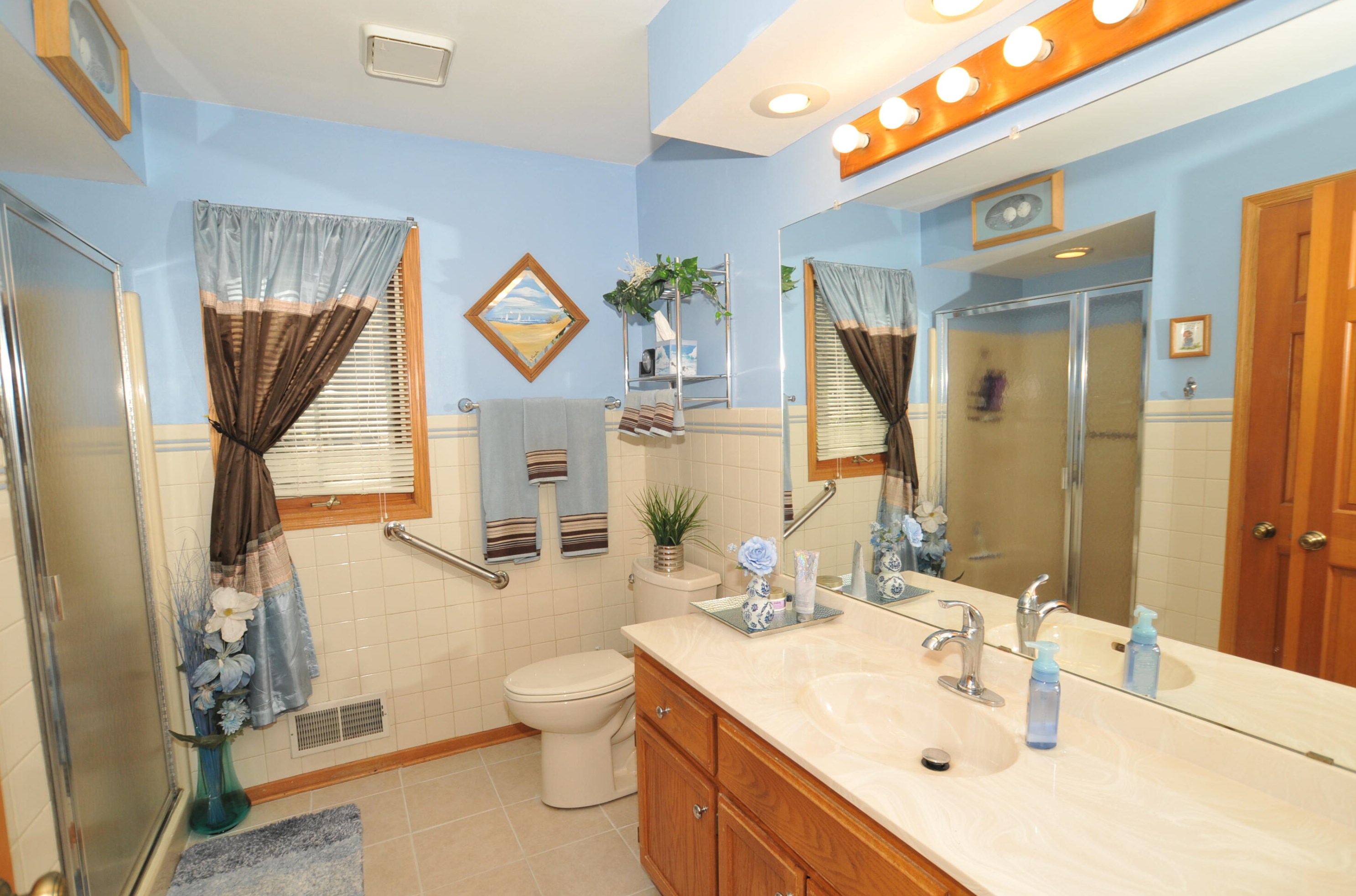 3830 Oakridge Ct, Milwaukee WI 53228-1367 exterior