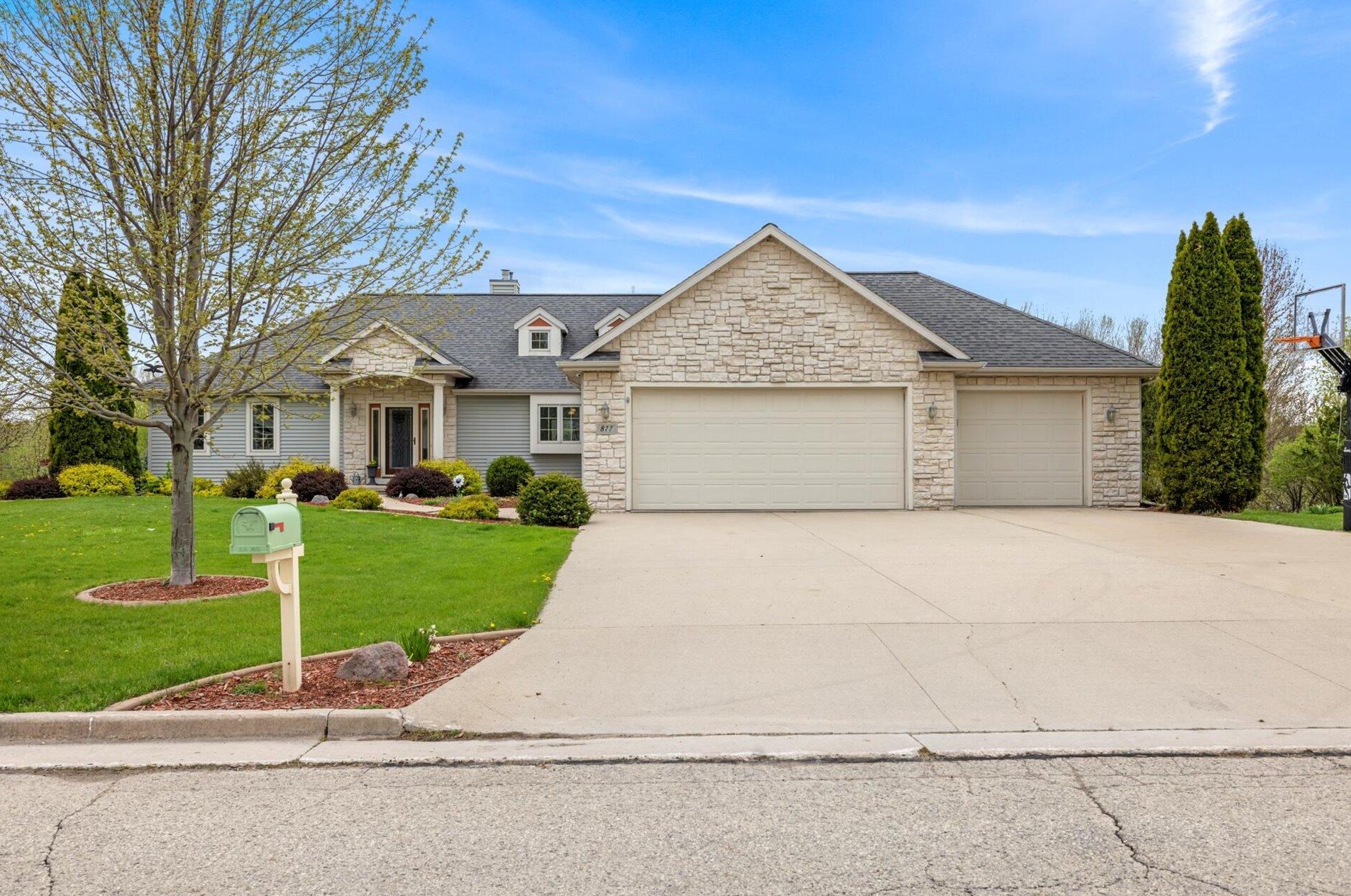 877 Green Bay Dr, Mayville, WI 53050-1751