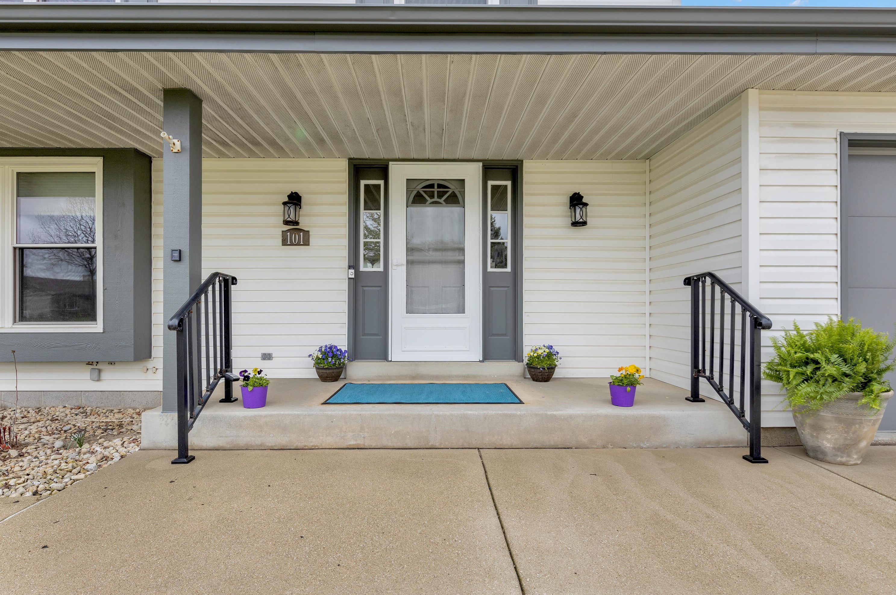 101 E Oakfield Dr, Oak Creek, WI 53154