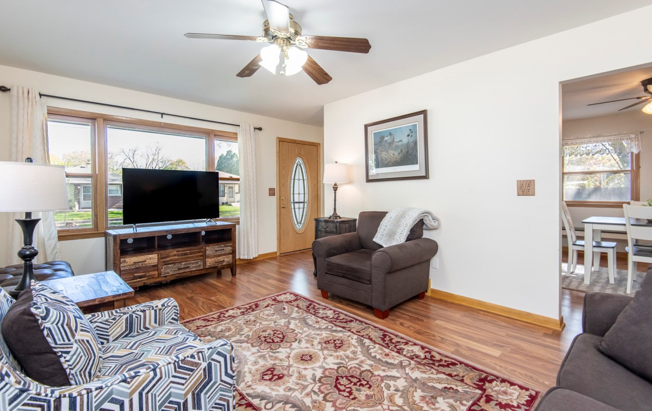 325 Roberta Ave, Waukesha, WI 53186-6158