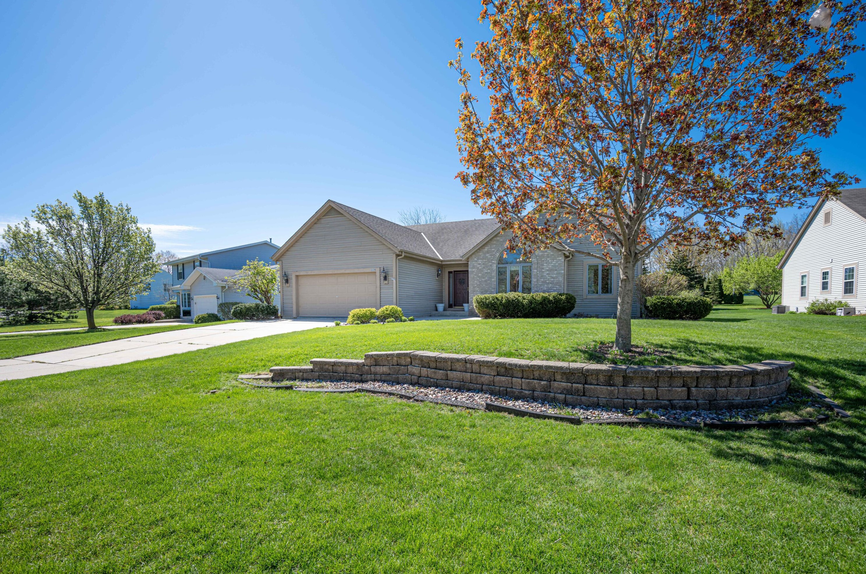 3539 W Dory Dr, Hales Corners, WI 53132