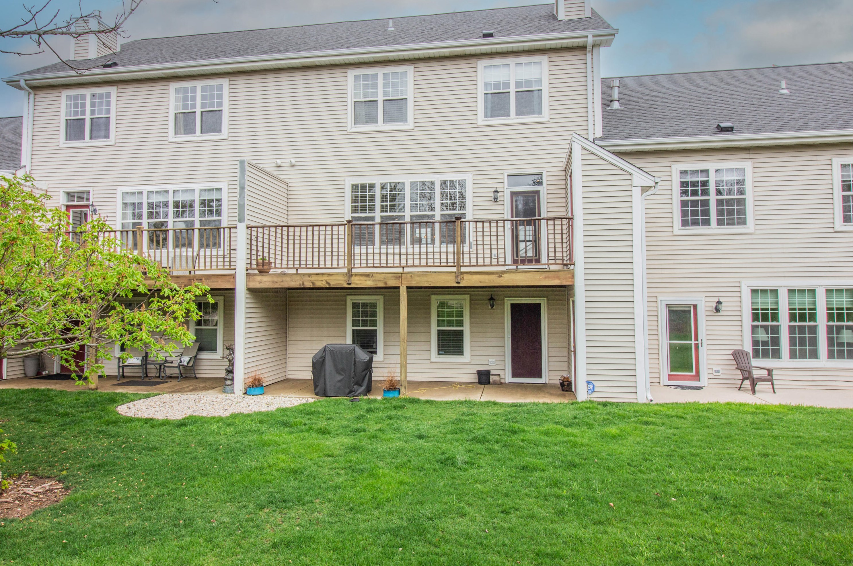 1215 Woodbury Cmn, Waukesha, WI 53189-7889
