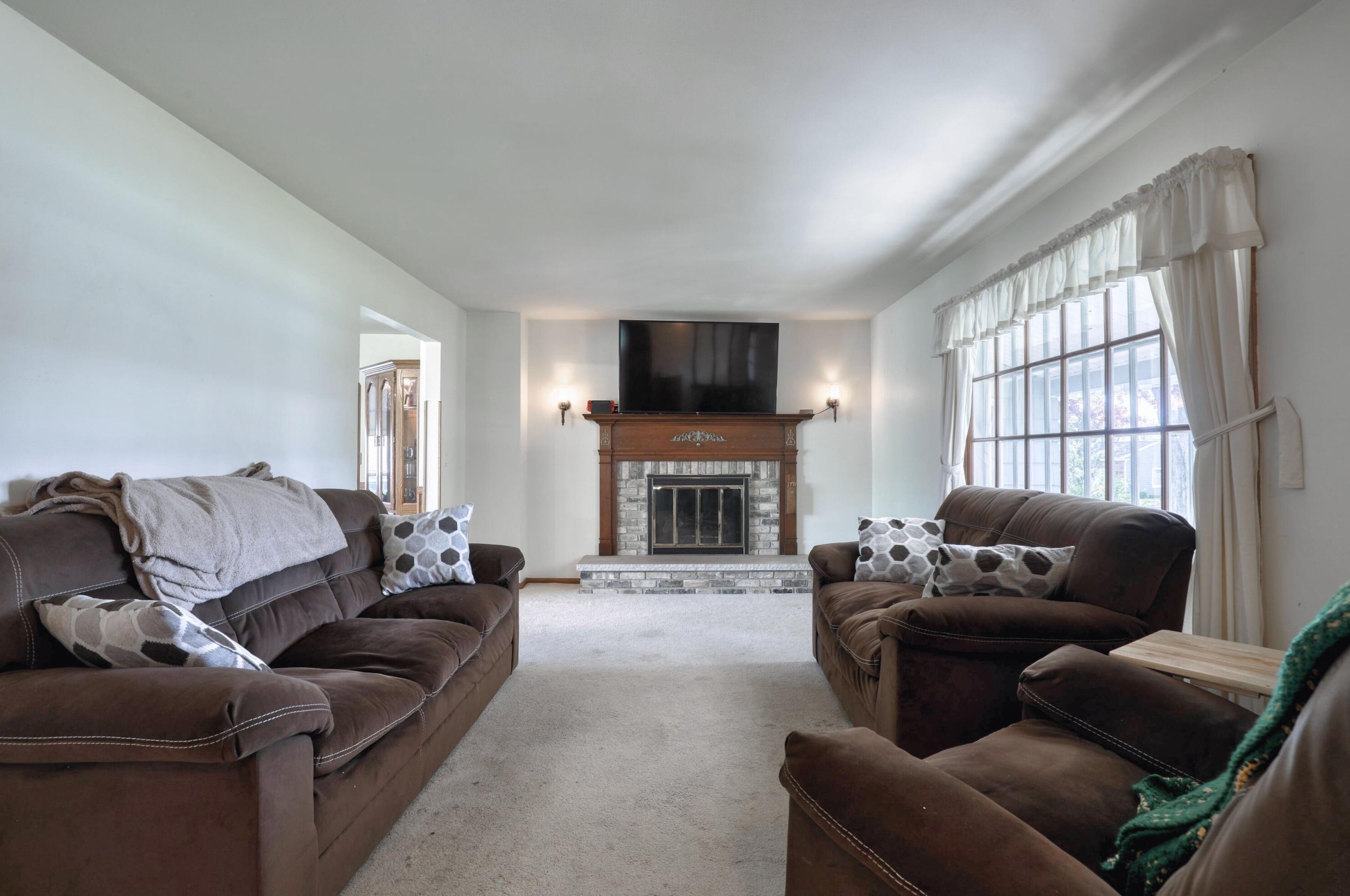 1021 Keats Cir, Oconomowoc, WI 53066-4321