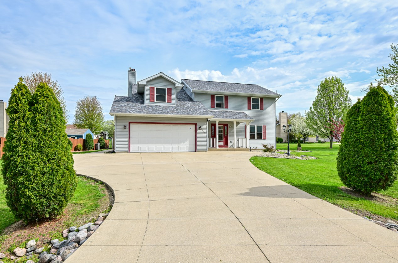 2040 W Jonathan Dr, Oak Creek, WI 53154