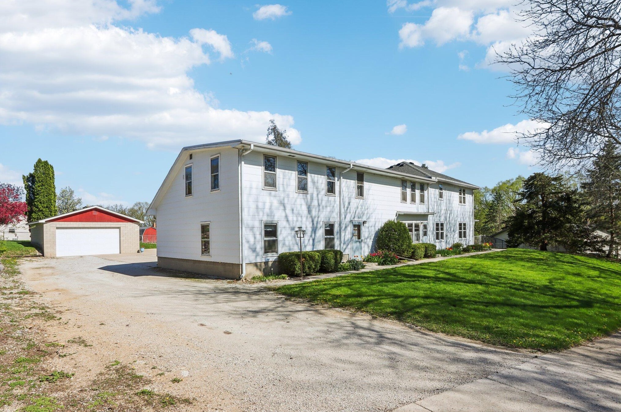 1025 Canterbury Ln, Waukesha, WI 53188-5523