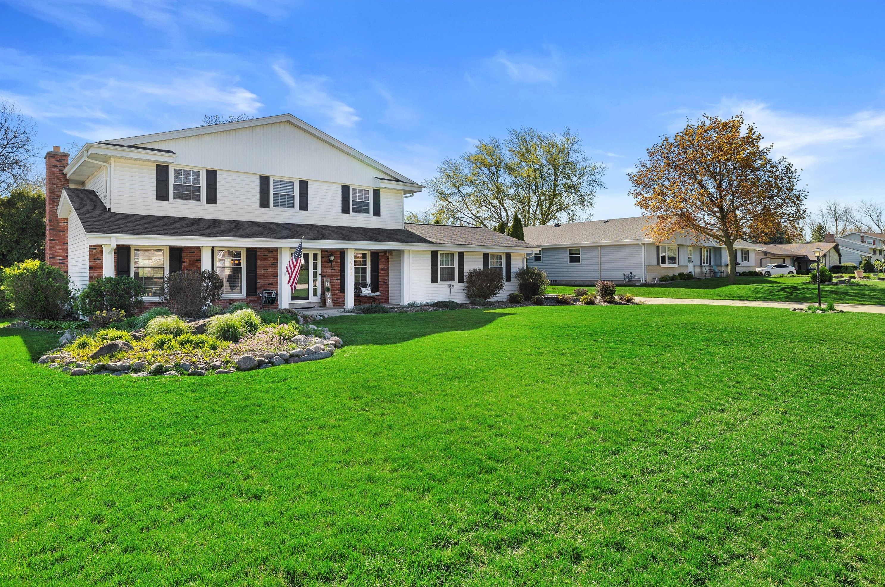2460 S Graylog Ln, Waukesha, WI 53151