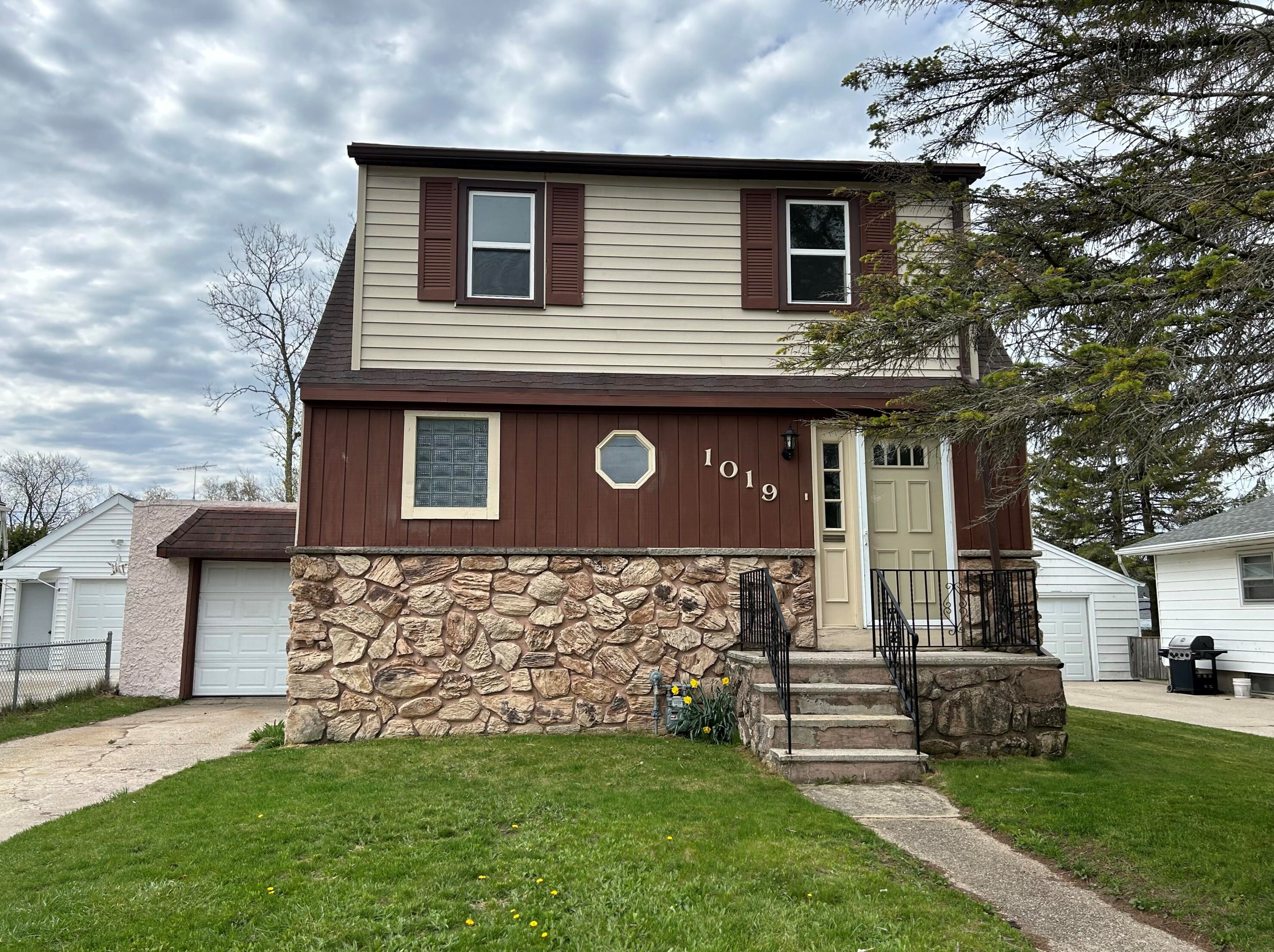 1019 28th St, Two Rivers, WI 54241-2321