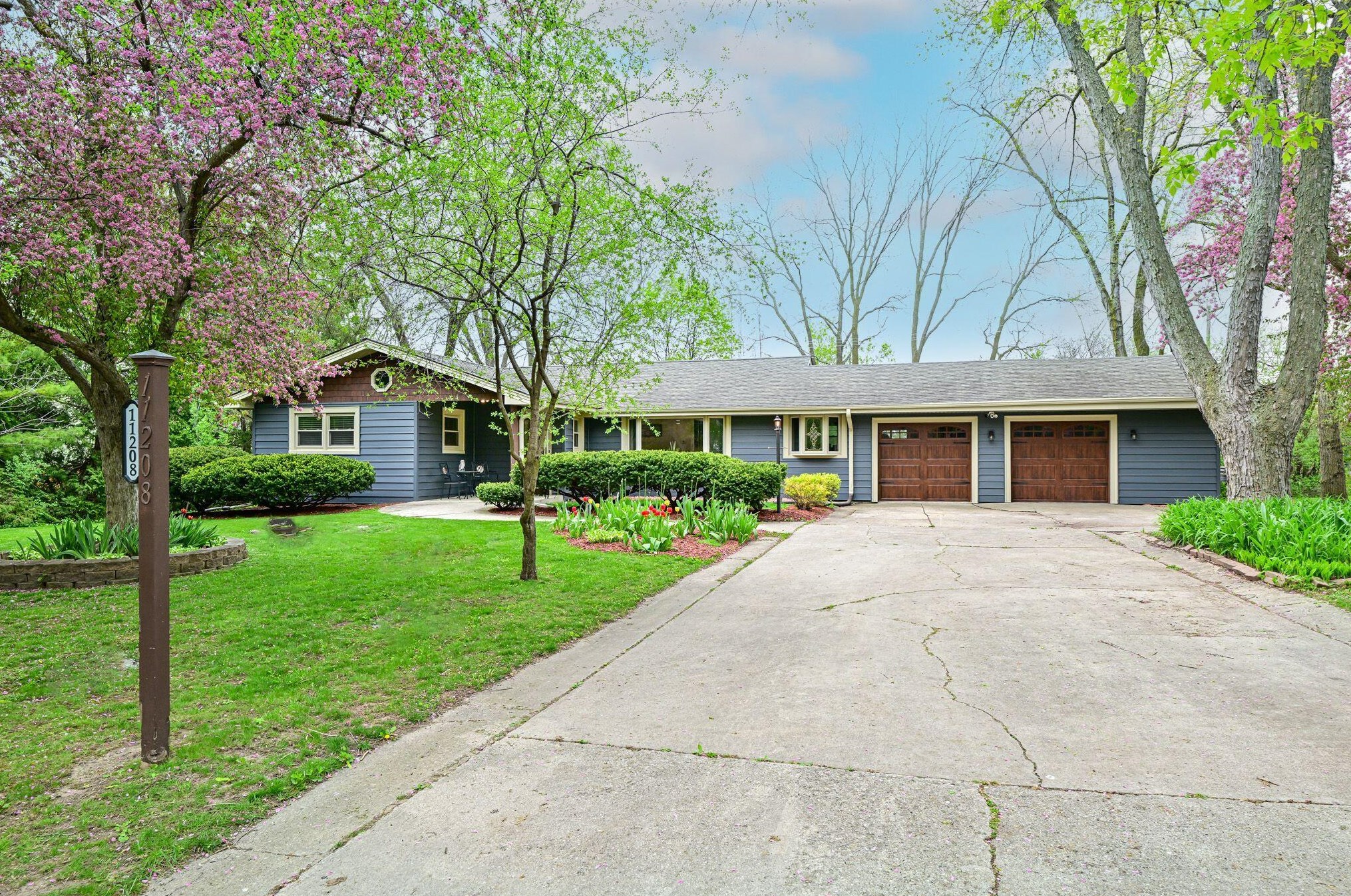 11208 Bridget Ln, Hales Corners, WI 53130