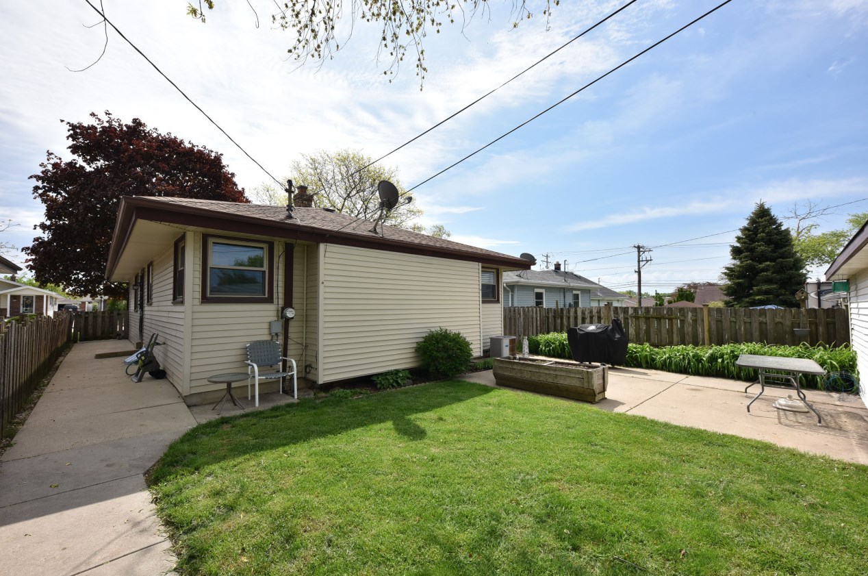 4661 45, Milwaukee WI 53220-4101 exterior