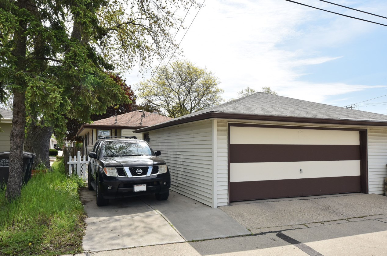 4661 45, Milwaukee WI 53220-4101 exterior