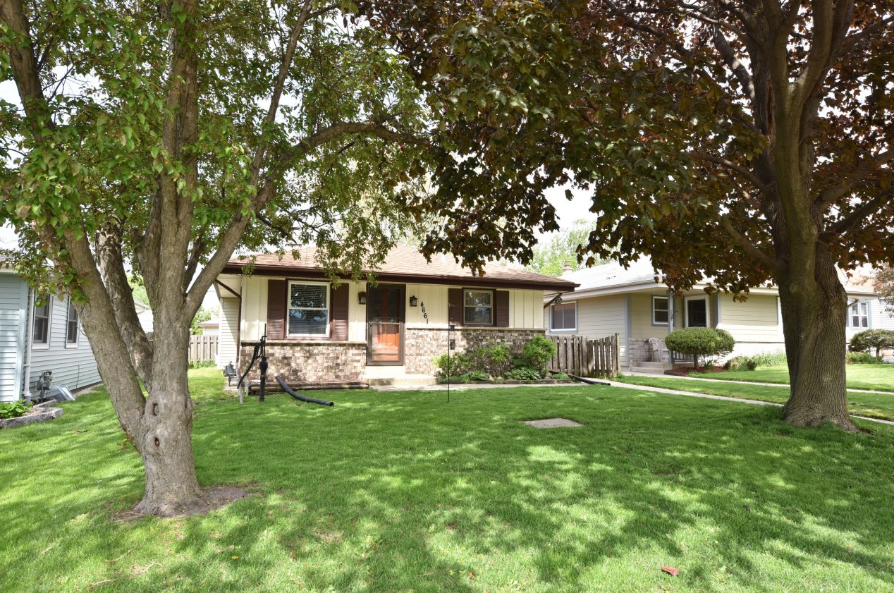 4661 45, Milwaukee WI 53220-4101 exterior