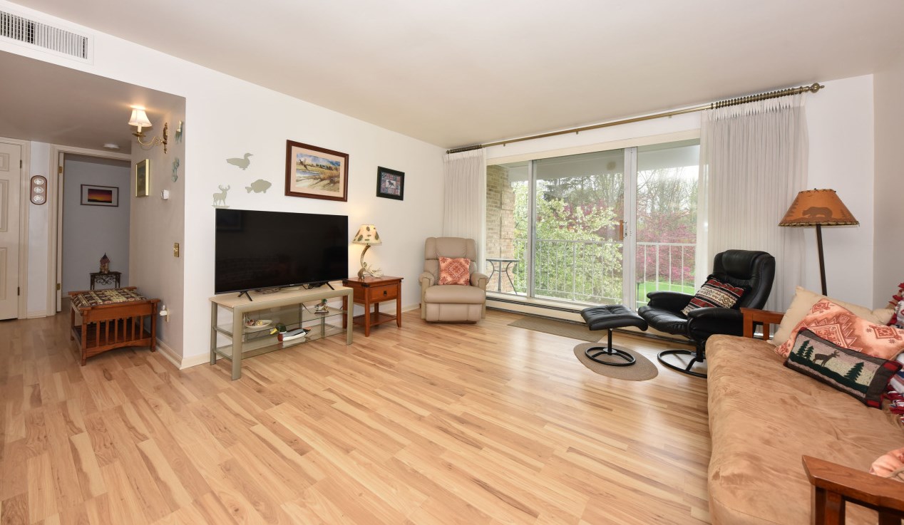 933 W Heritage Ct #207, Thiensville, WI 53092