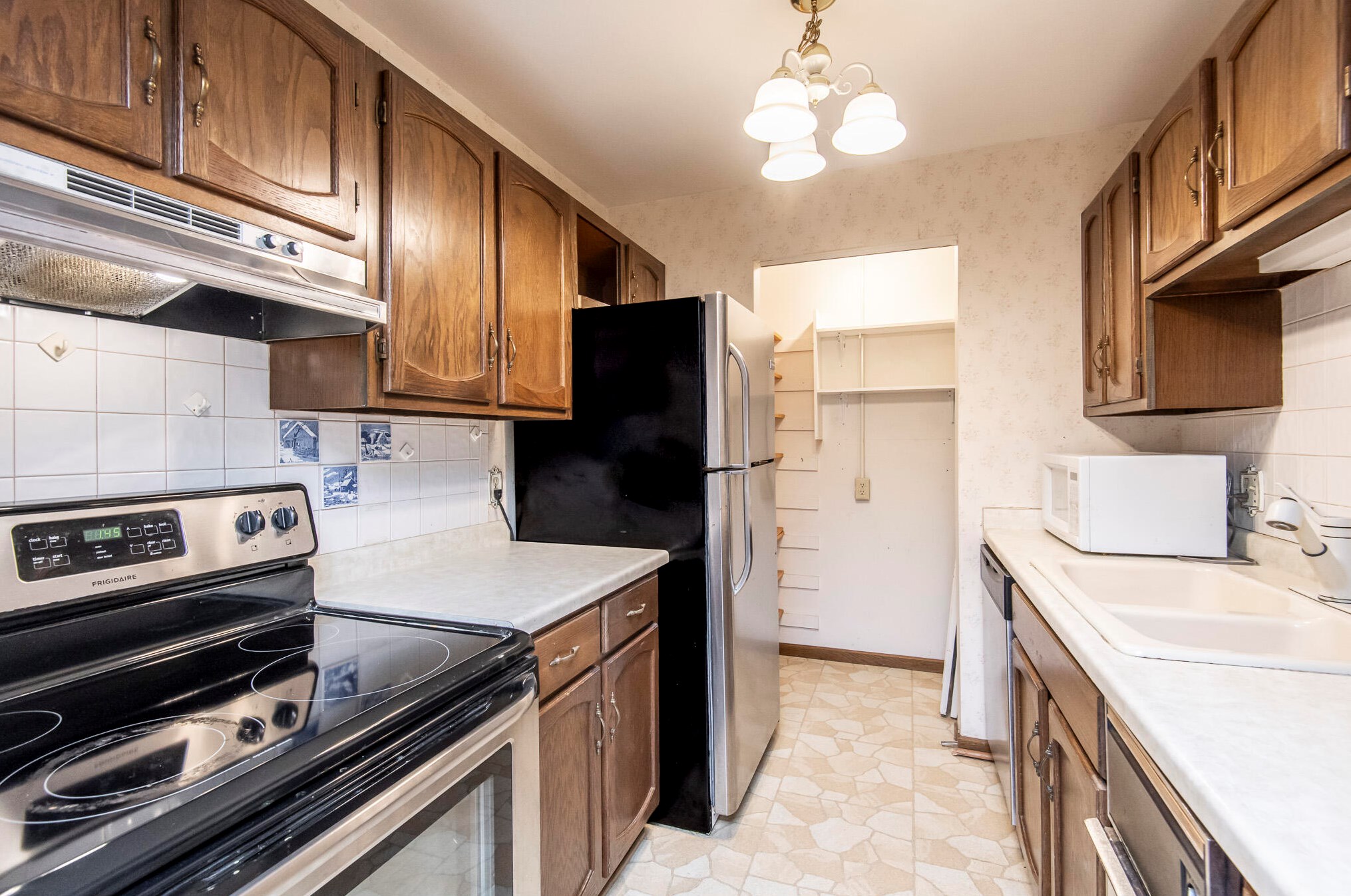 10416 Whitnall Edge Ct, Hales Corners, WI 53132-1256