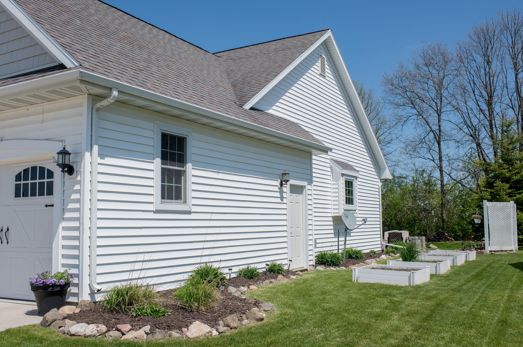 1233 Greystone Dr, Plymouth WI 53073-4571 exterior