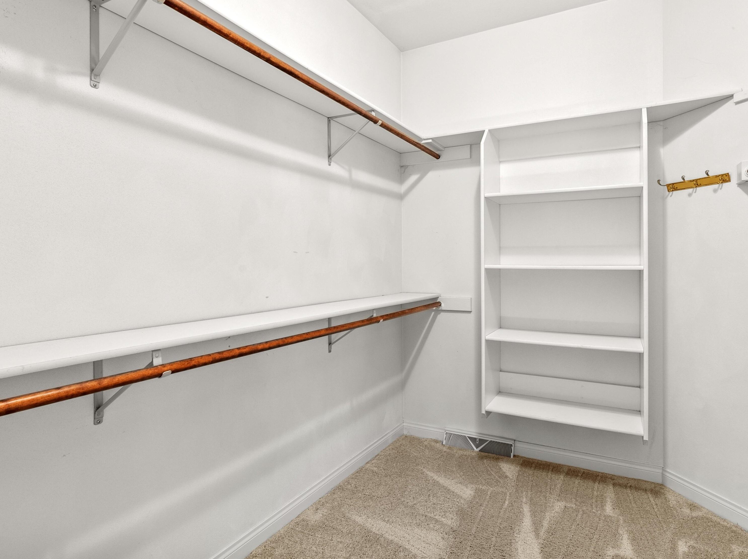 601 Woodridge Dr, Manitowoc WI 54220-9045 exterior