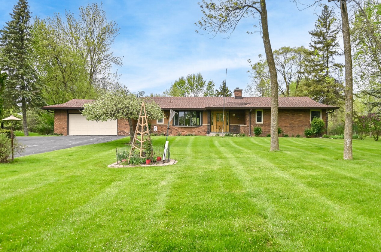 2044 W Woodside Ln, Thiensville, WI 53092