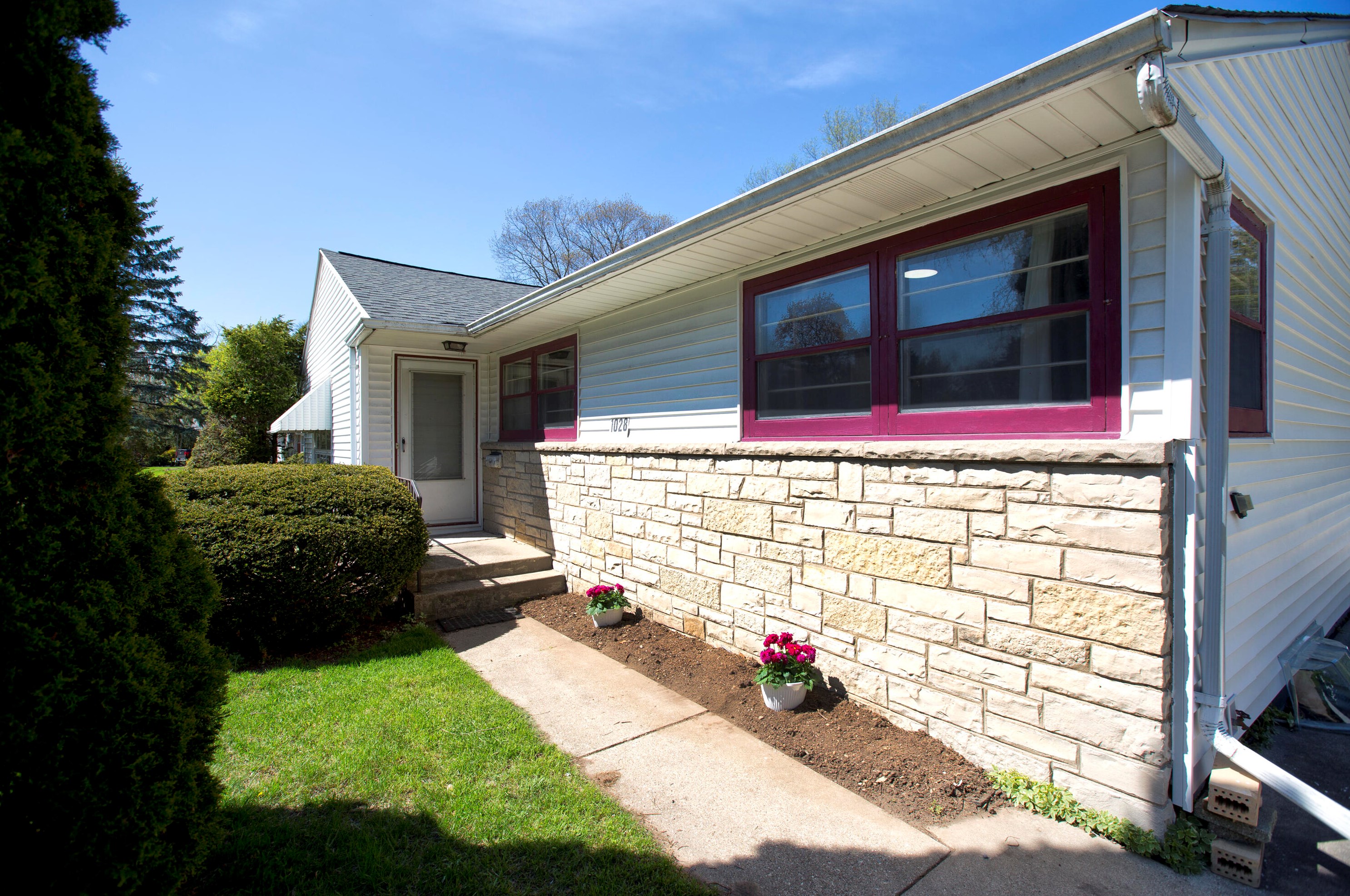 1028 Theresa Ln, Milwaukee, WI 53209-4554