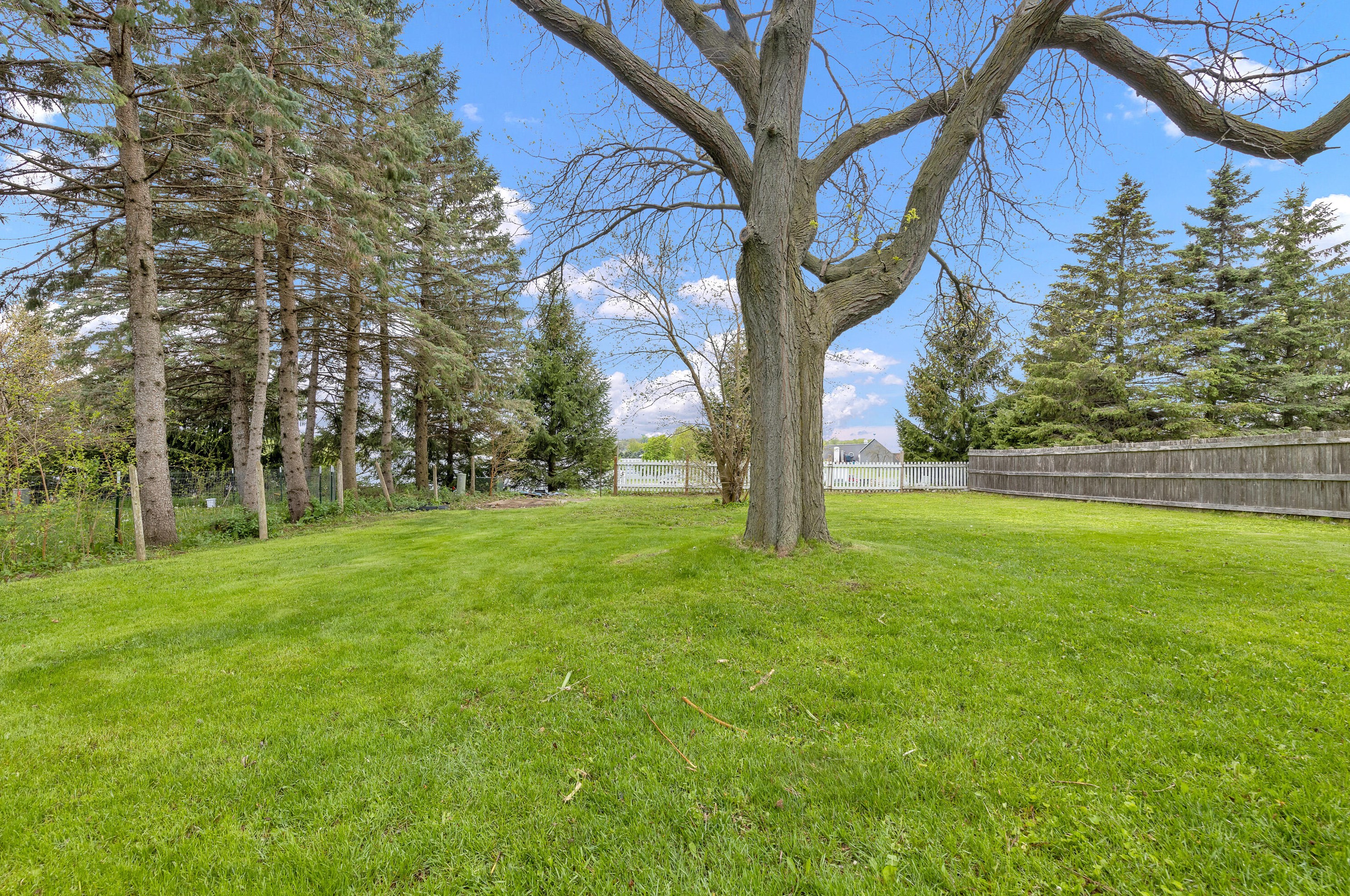 702 Lenora Dr, West Bend, WI 53090-2776