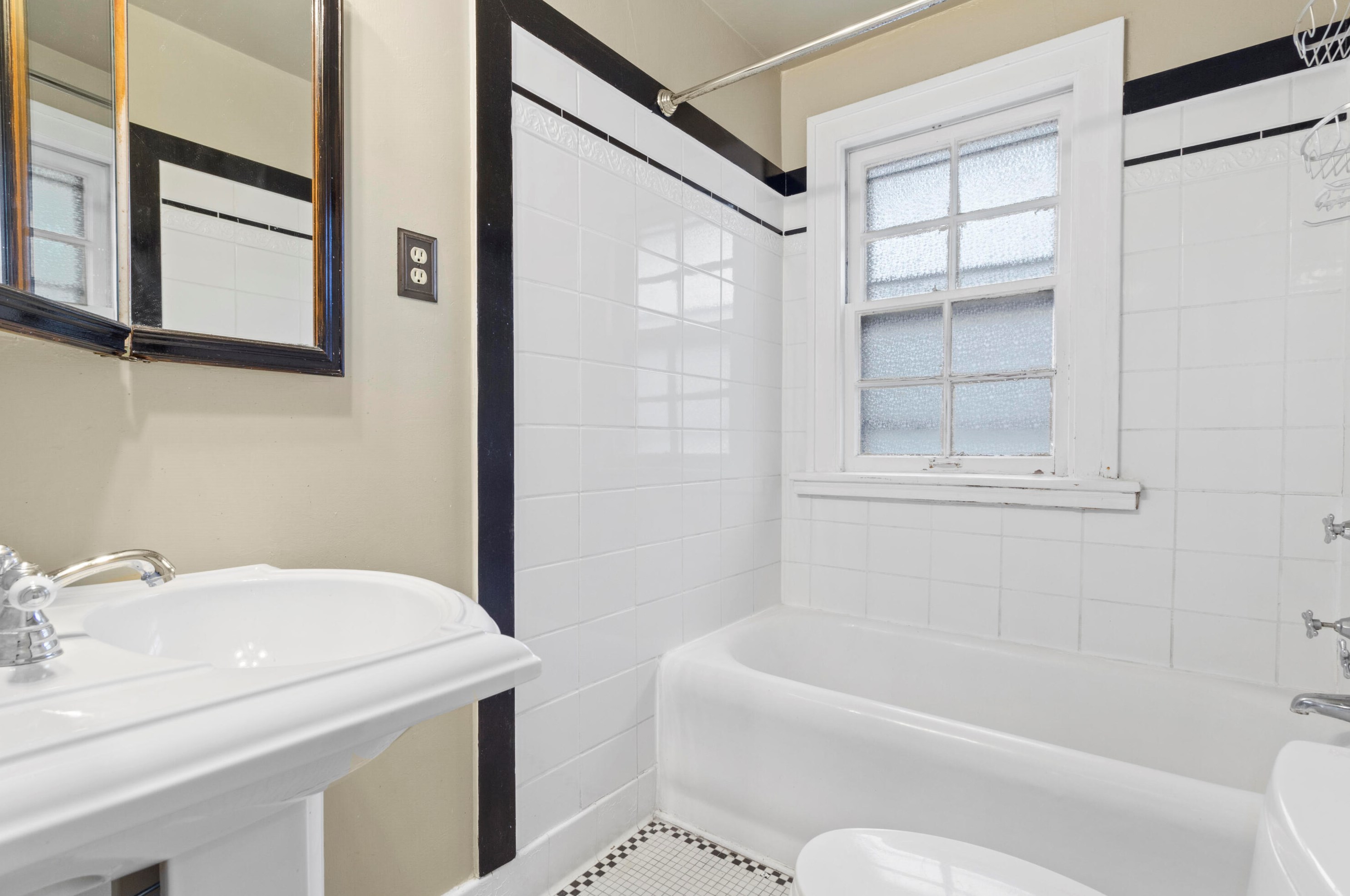 3491 Maryland Ave, Milwaukee WI 53211-3751 exterior