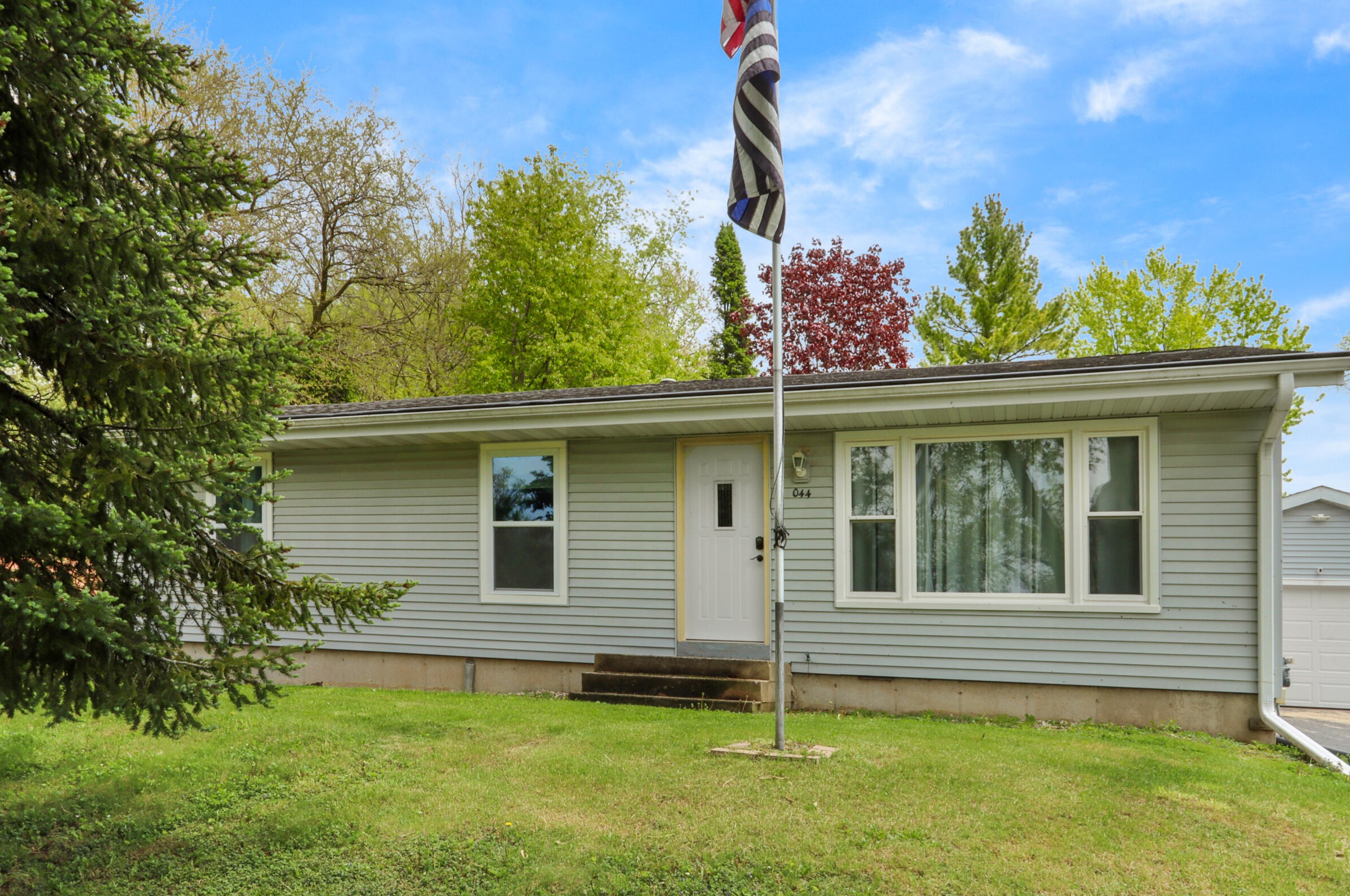 44 Grove Ave, Genoa City, WI 53128-2172