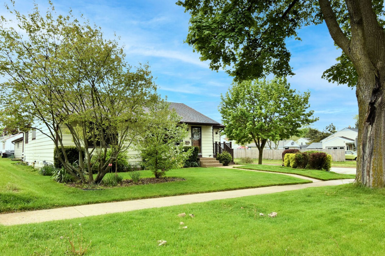 4103 Lipton Ave, Milwaukee WI  53235-5535 exterior