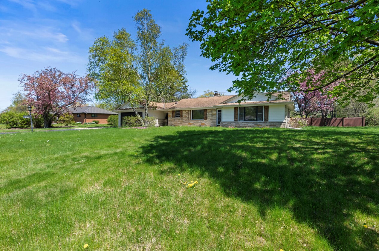 11308 N Valley Dr, Thiensville, WI 53092