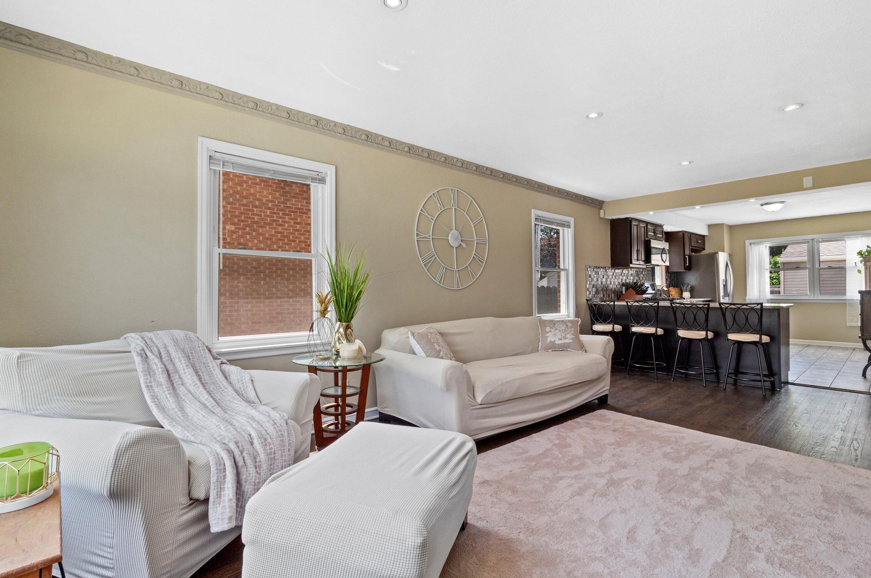 4893 66th St, Milwaukee, WI 53218-4033