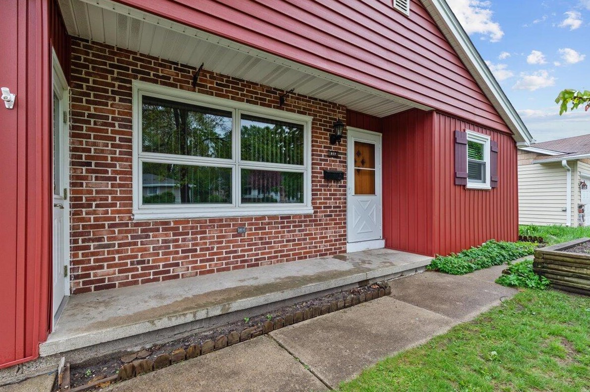 817 Meadowbrook Dr, West Bend, WI 53090-2307