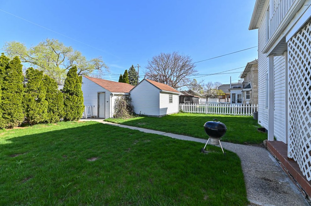 2805 Avondale Blvd, Milwaukee WI  53210-1364 exterior