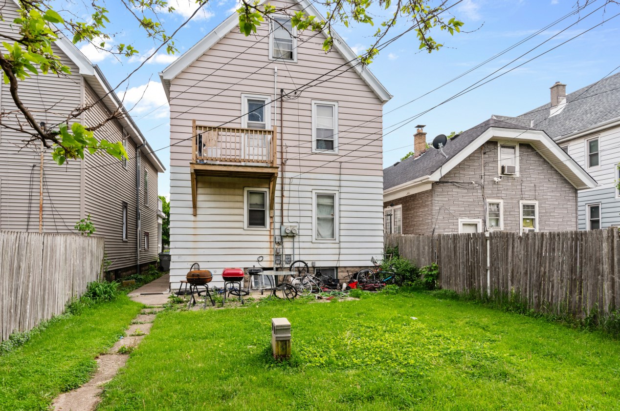 3736 Dorothy Pl, Milwaukee WI  53215-1402 exterior